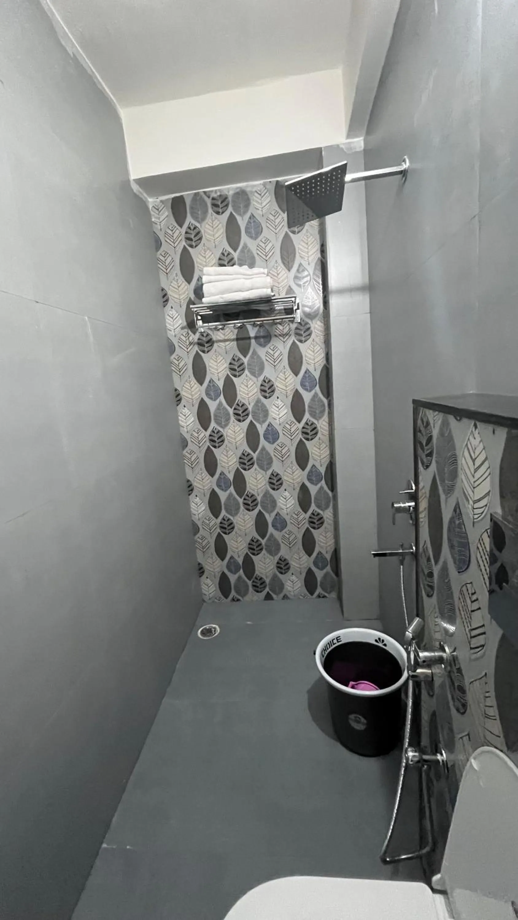 Shower in Hotel Sunset