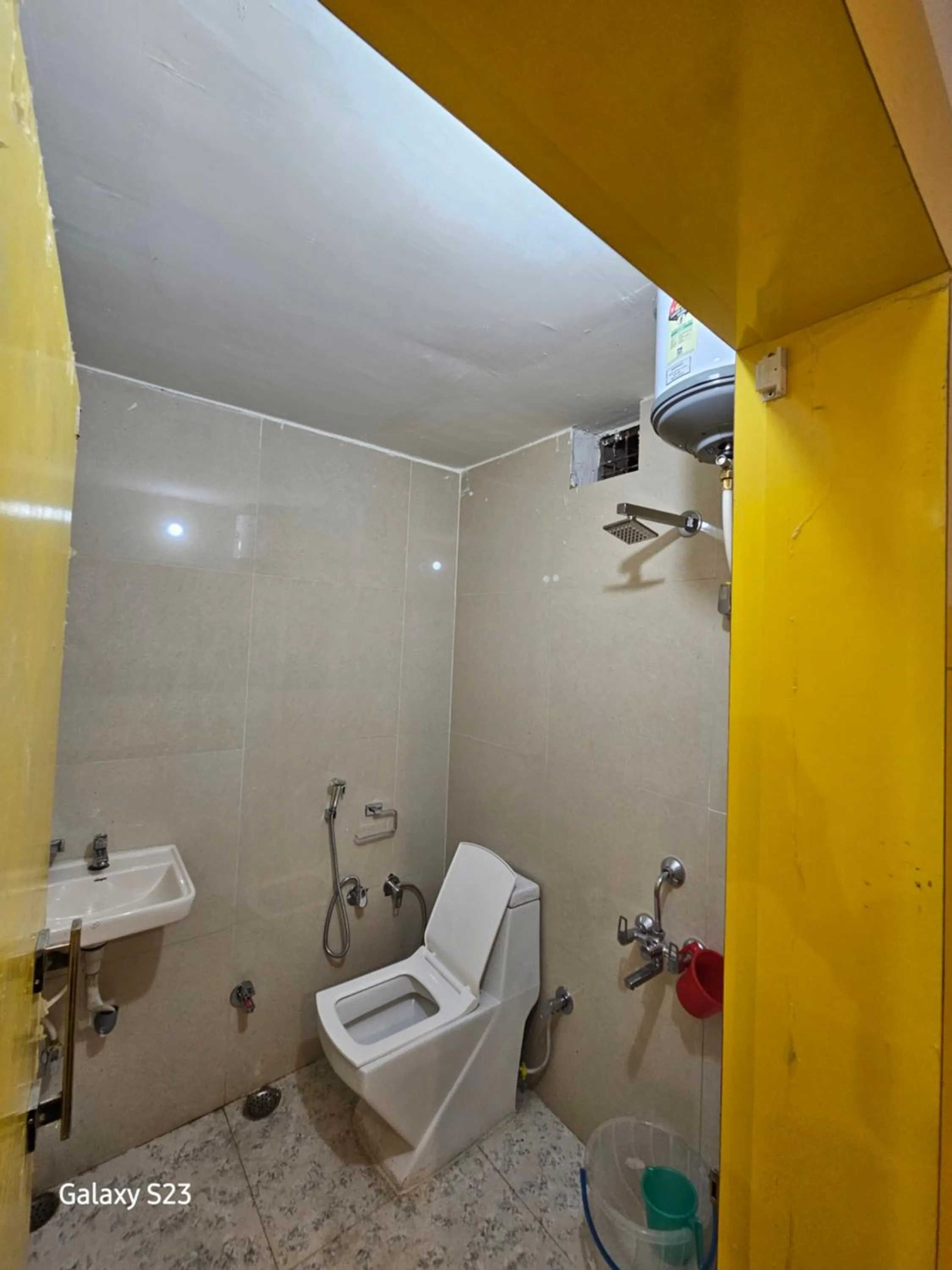 Shower in Hotel Sunset