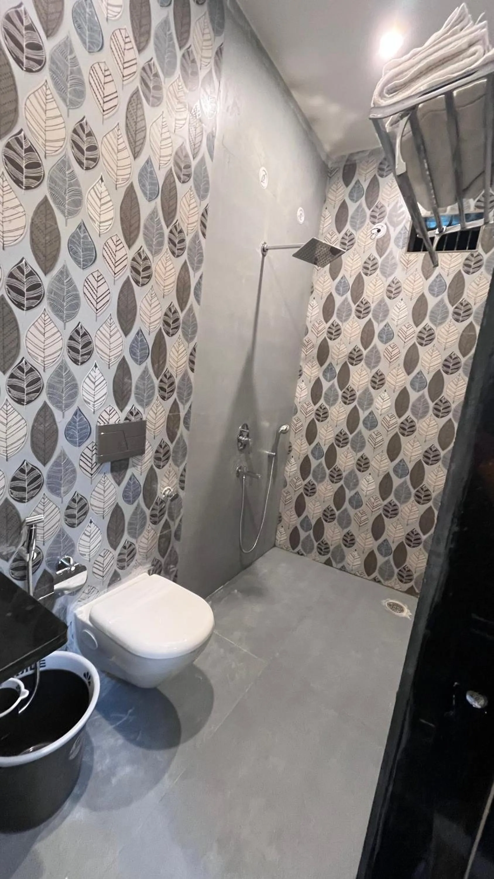 Shower in Hotel Sunset