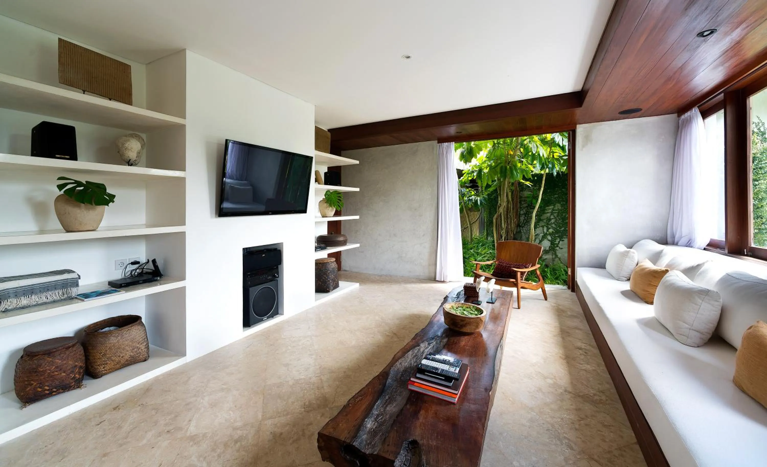 Communal lounge/ TV room in Planta Boutique Resort