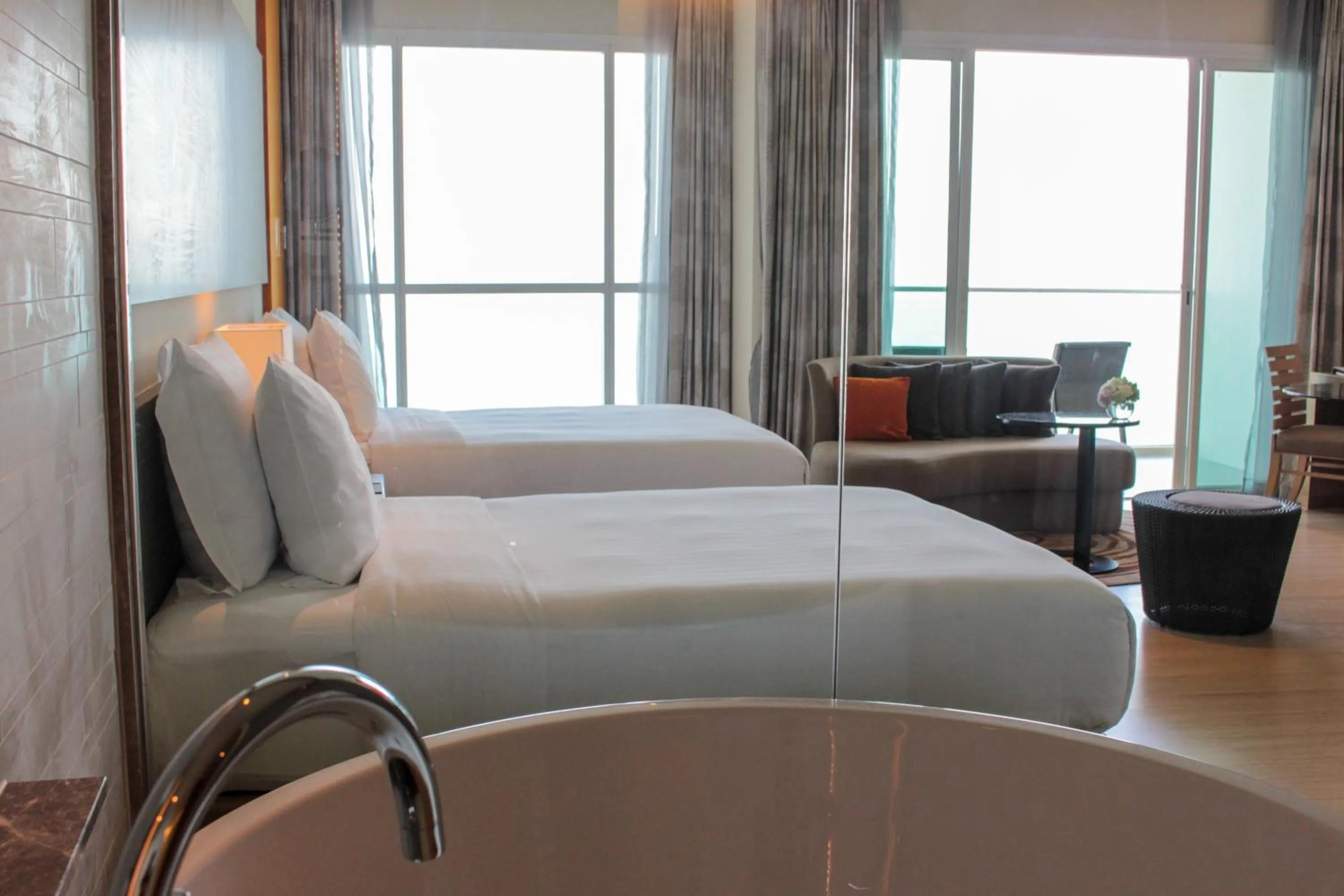 Balcony/Terrace, Bed in Mövenpick Siam Hotel Na Jomtien Pattaya