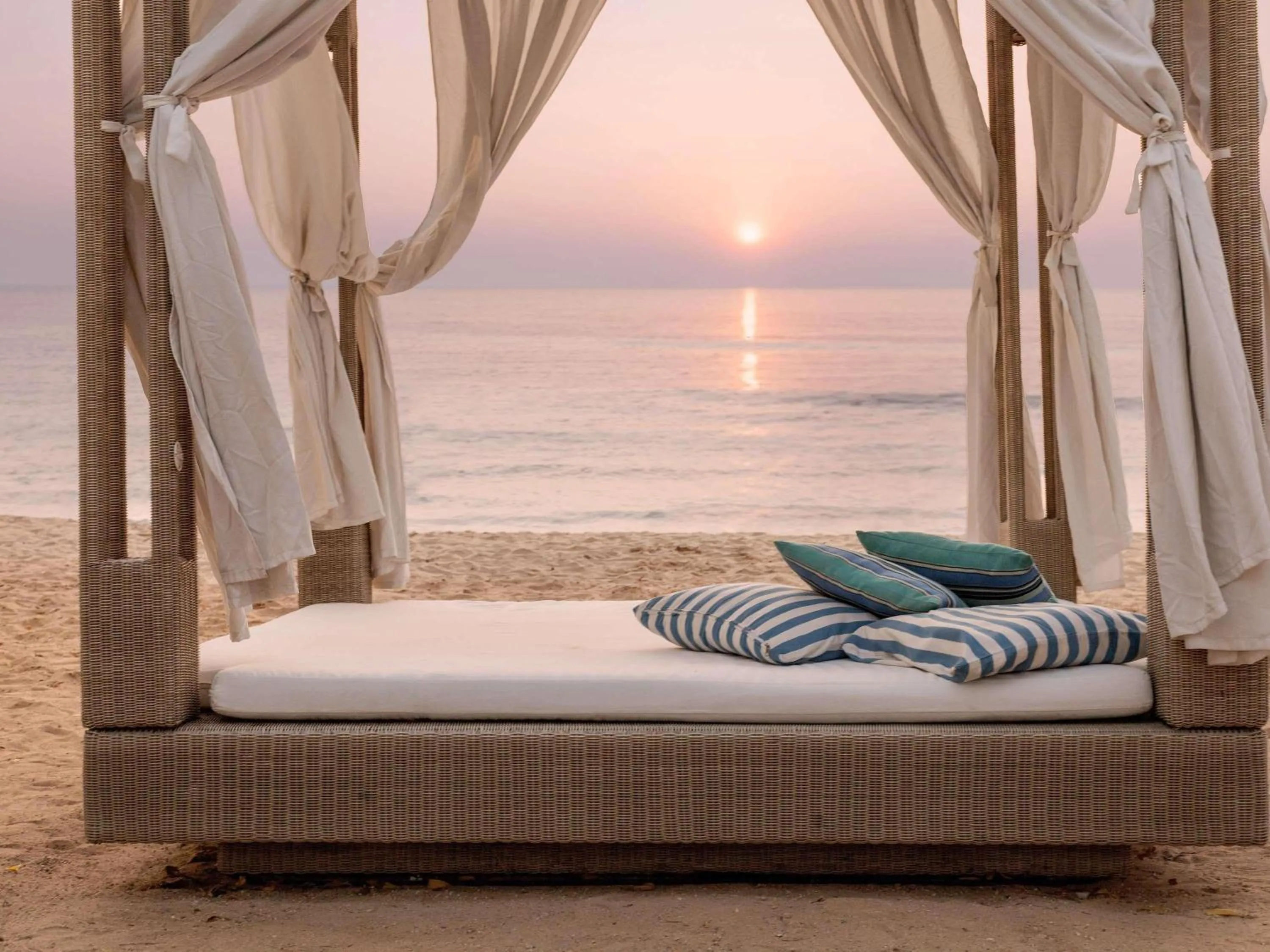 Property building, Bed in Mövenpick Siam Hotel Na Jomtien Pattaya