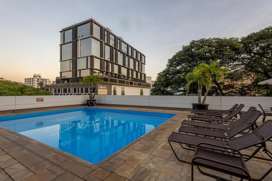 Swimming pool in Plaza Blumenau Hotel