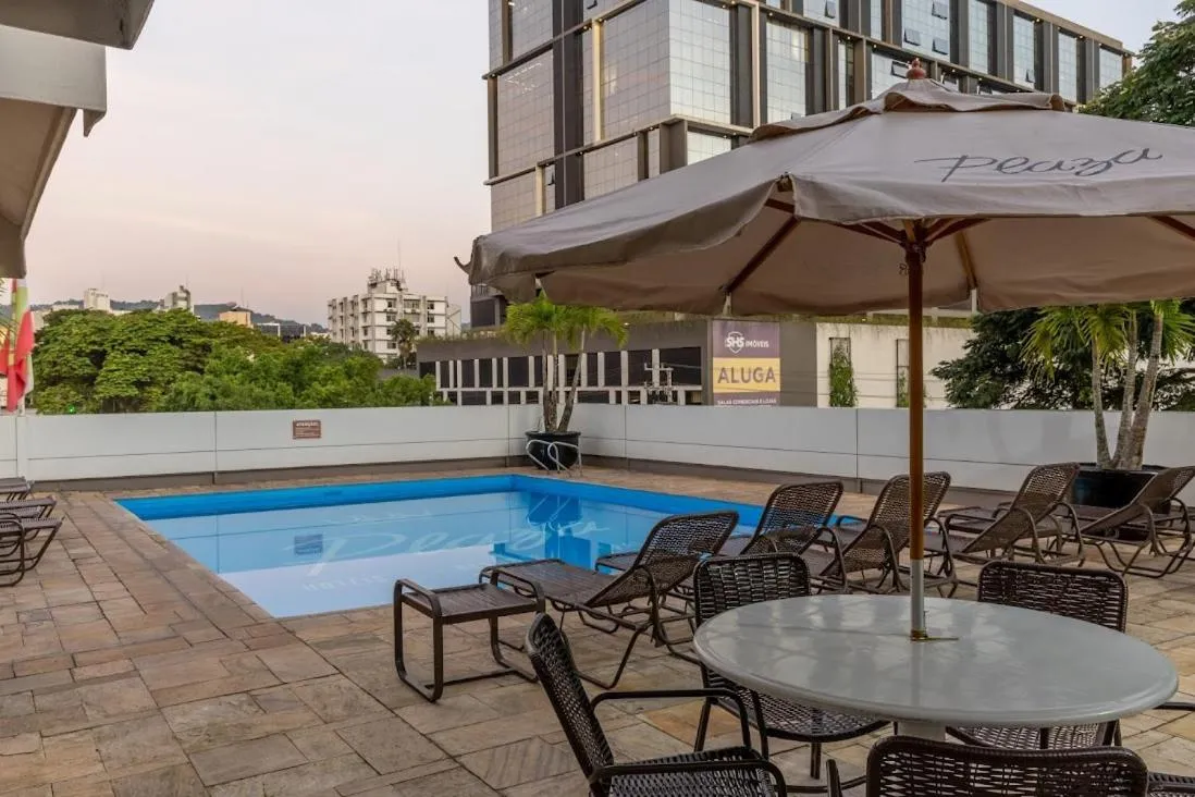 Pool view in Plaza Blumenau Hotel