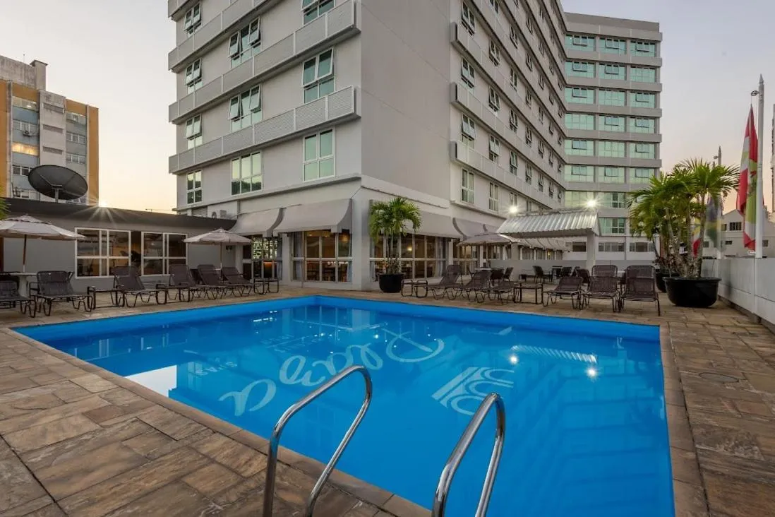 Swimming pool in Plaza Blumenau Hotel