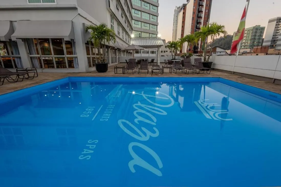 Swimming pool in Plaza Blumenau Hotel