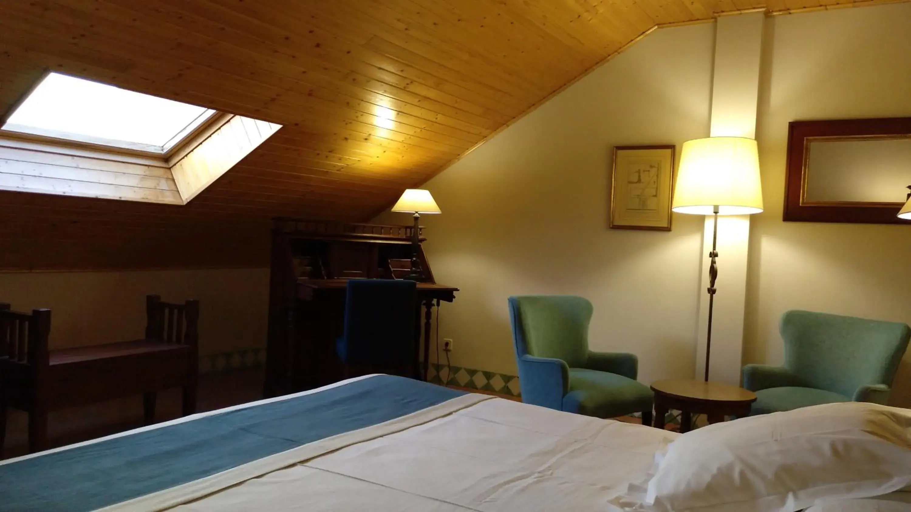 Photo of the whole room, Bed in Parador de Alcañiz Photo of the whole room, Bed in Parador de Alcañiz