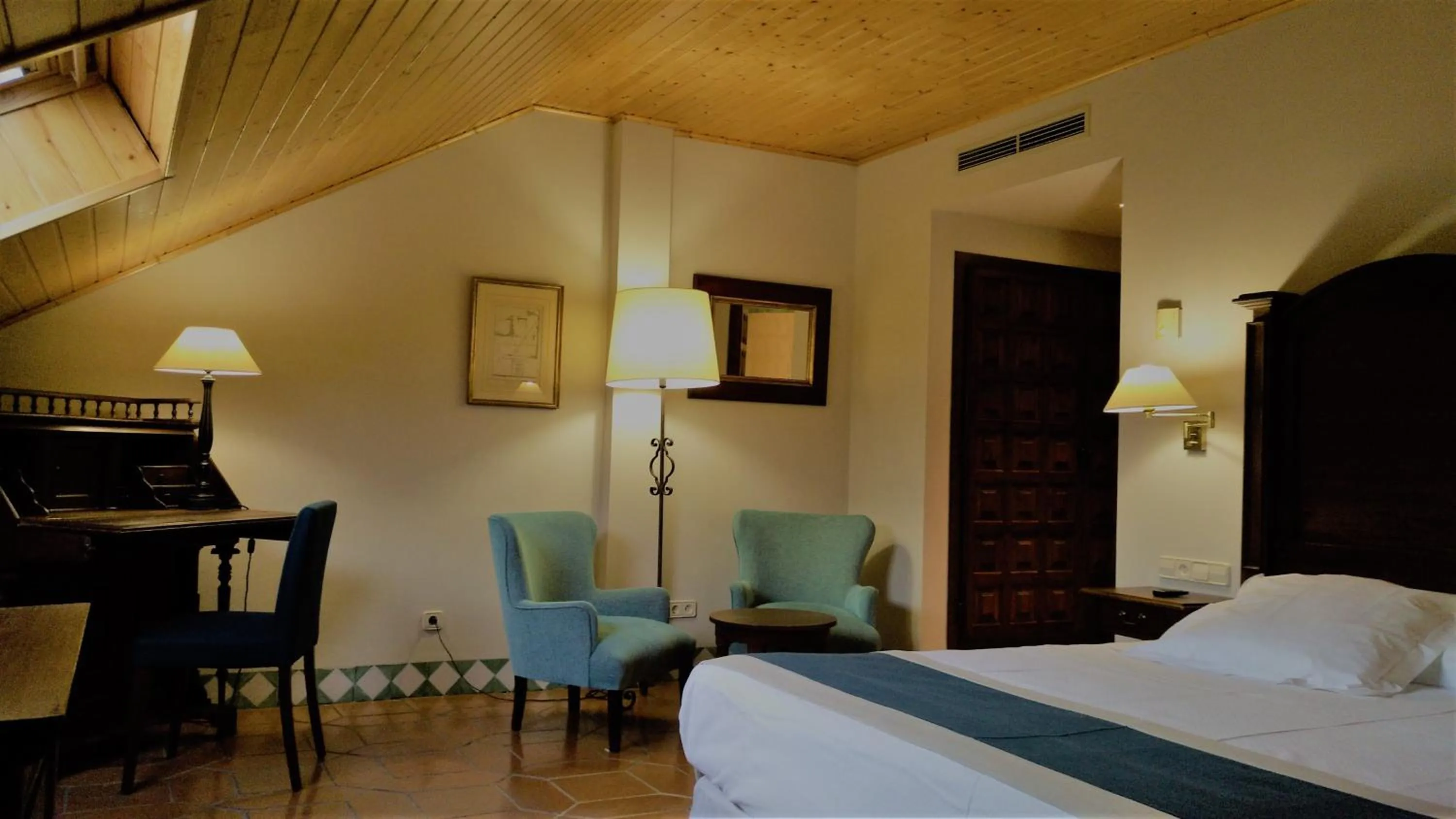 Photo of the whole room, Bed in Parador de Alcañiz
