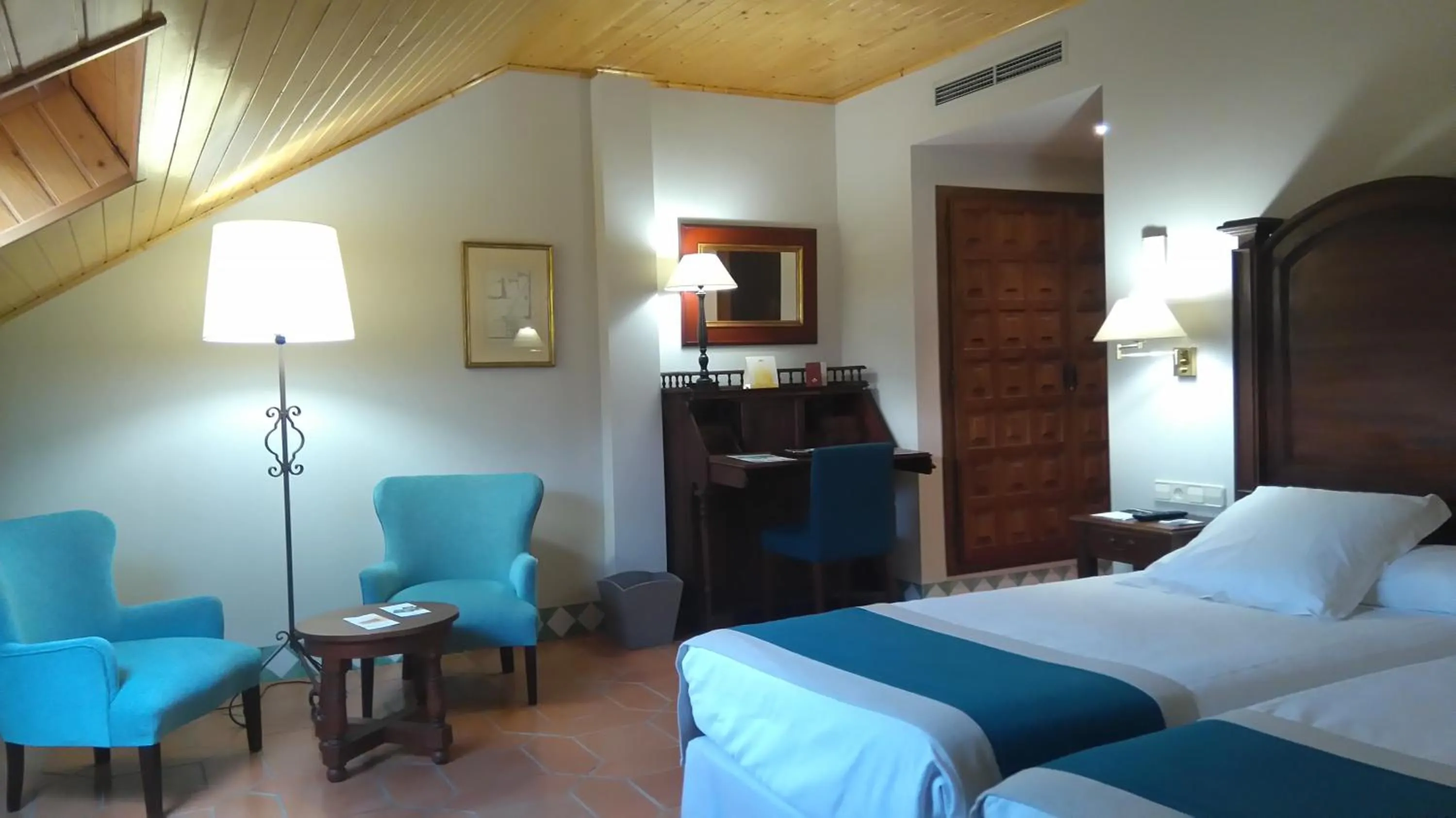 Photo of the whole room, Bed in Parador de Alcañiz