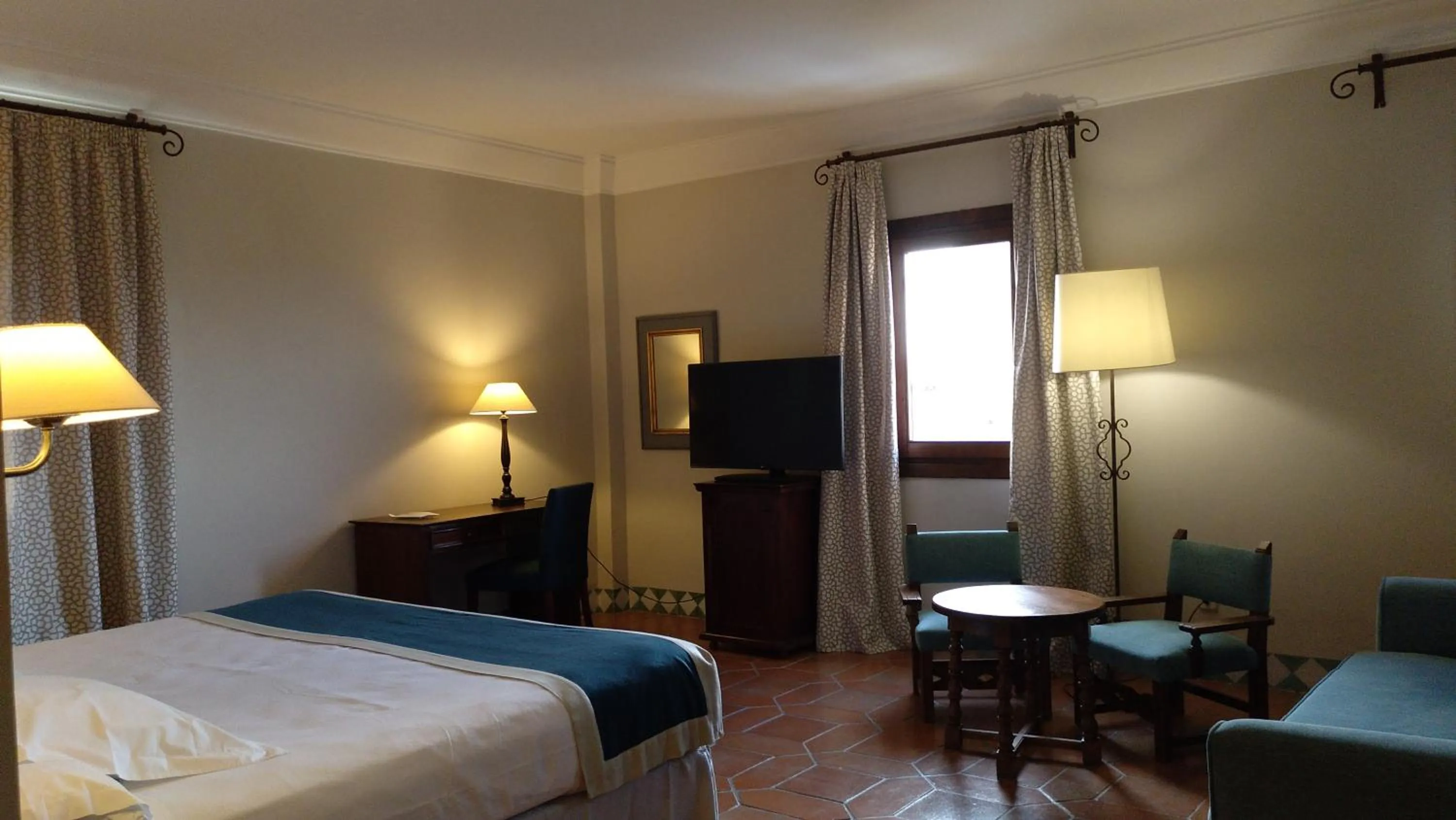 Photo of the whole room, Bed in Parador de Alcañiz