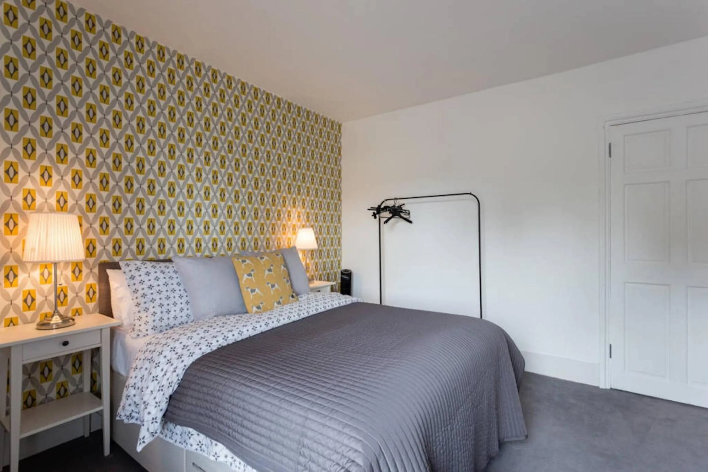 Bed in Ashton House - Stylish 2 Bedroom House, Close to Luton Town Center & Airport