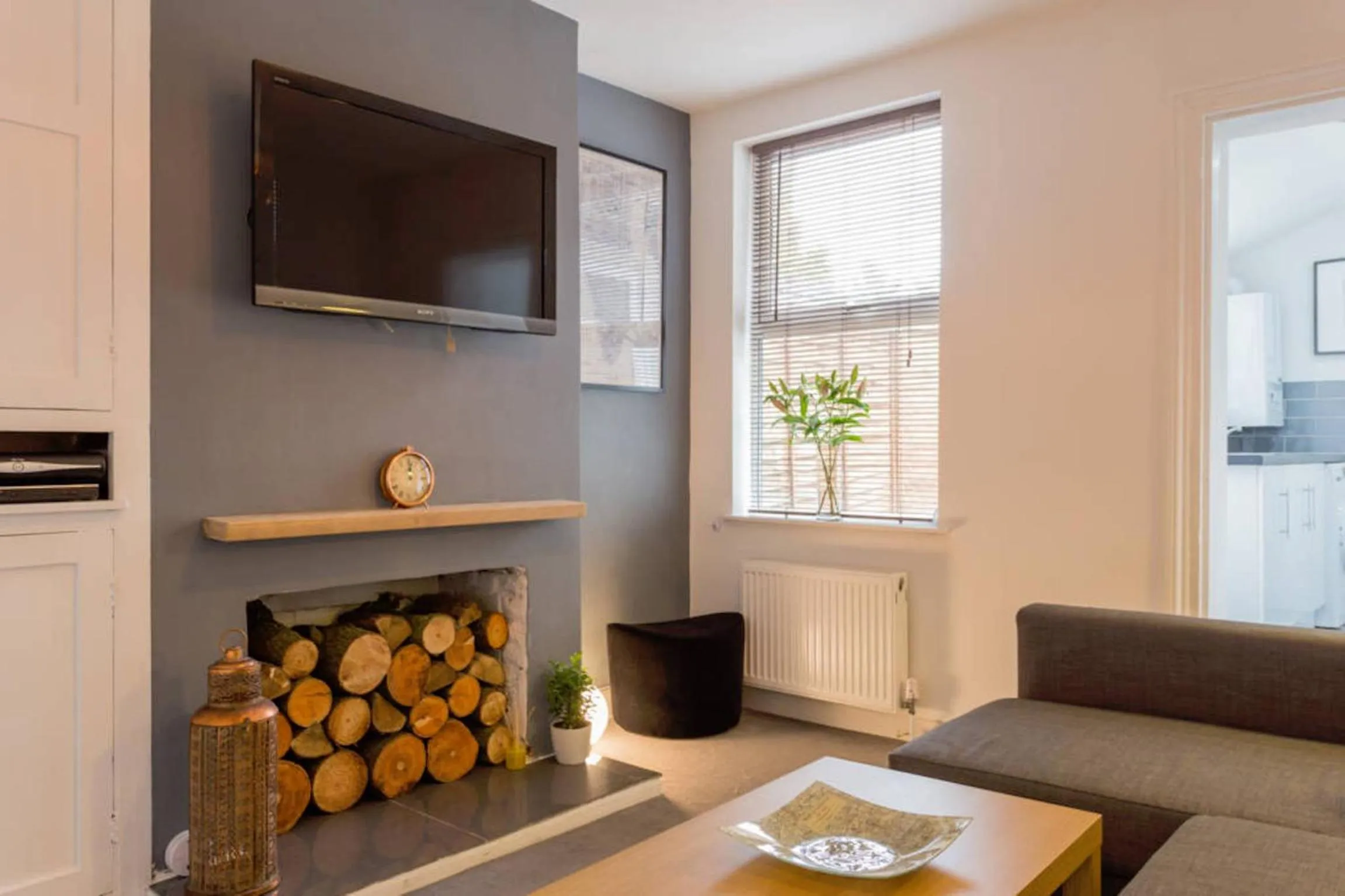 TV and multimedia in Ashton House - Stylish 2 Bedroom House, Close to Luton Town Center & Airport
