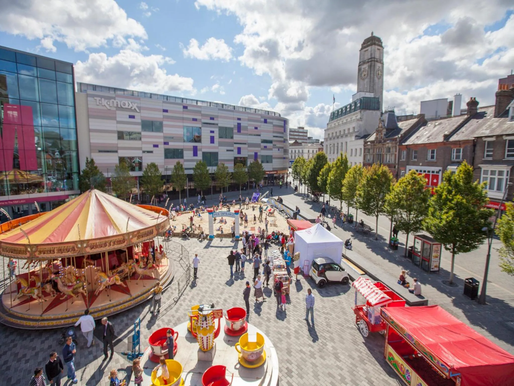 Shopping Area in Ashton House - Stylish 2 Bedroom House, Close to Luton Town Center & Airport