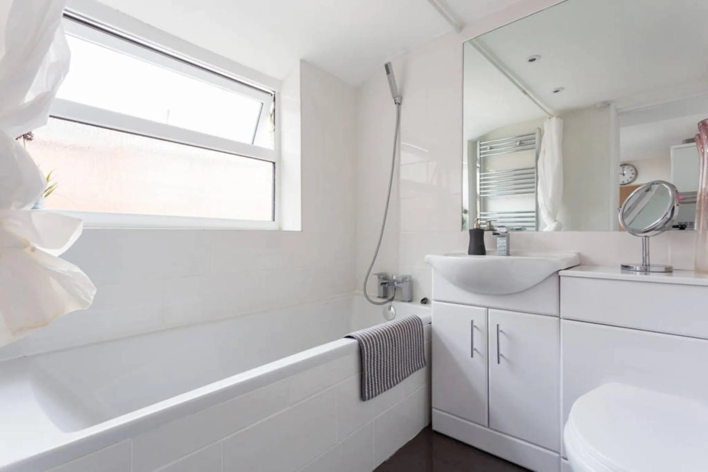 Shower in Ashton House - Stylish 2 Bedroom House, Close to Luton Town Center & Airport