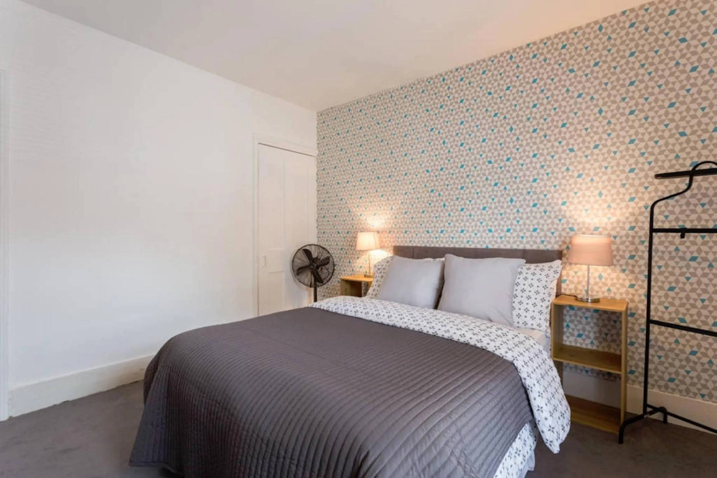 Bed in Ashton House - Stylish 2 Bedroom House, Close to Luton Town Center & Airport