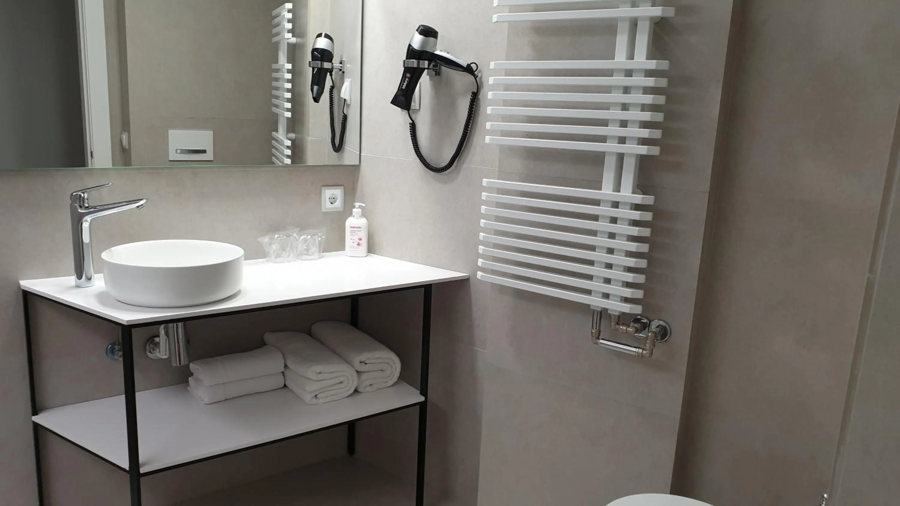 Bathroom in Apartaments y Habitacions Entre Volcans