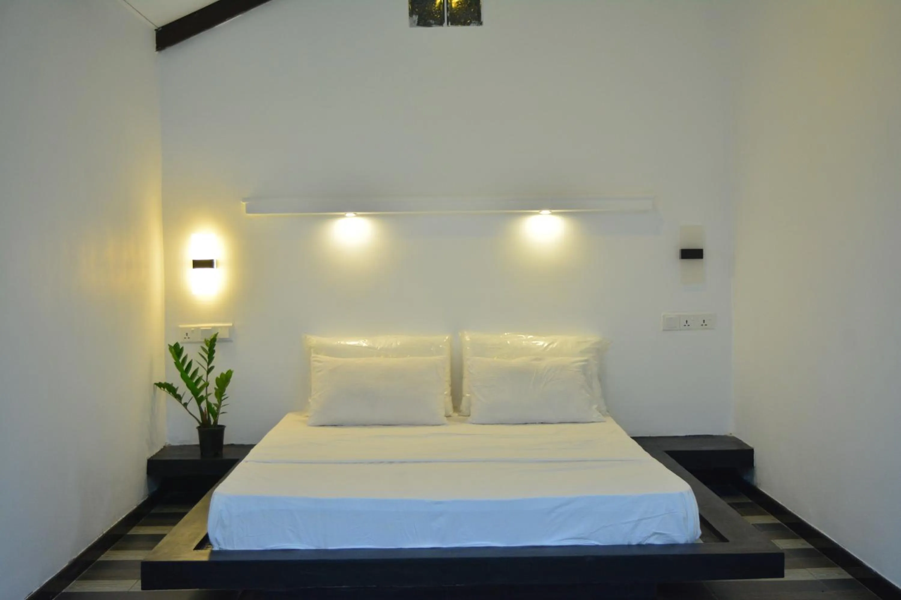 Bedroom, Bed in Midigama Holiday Inn