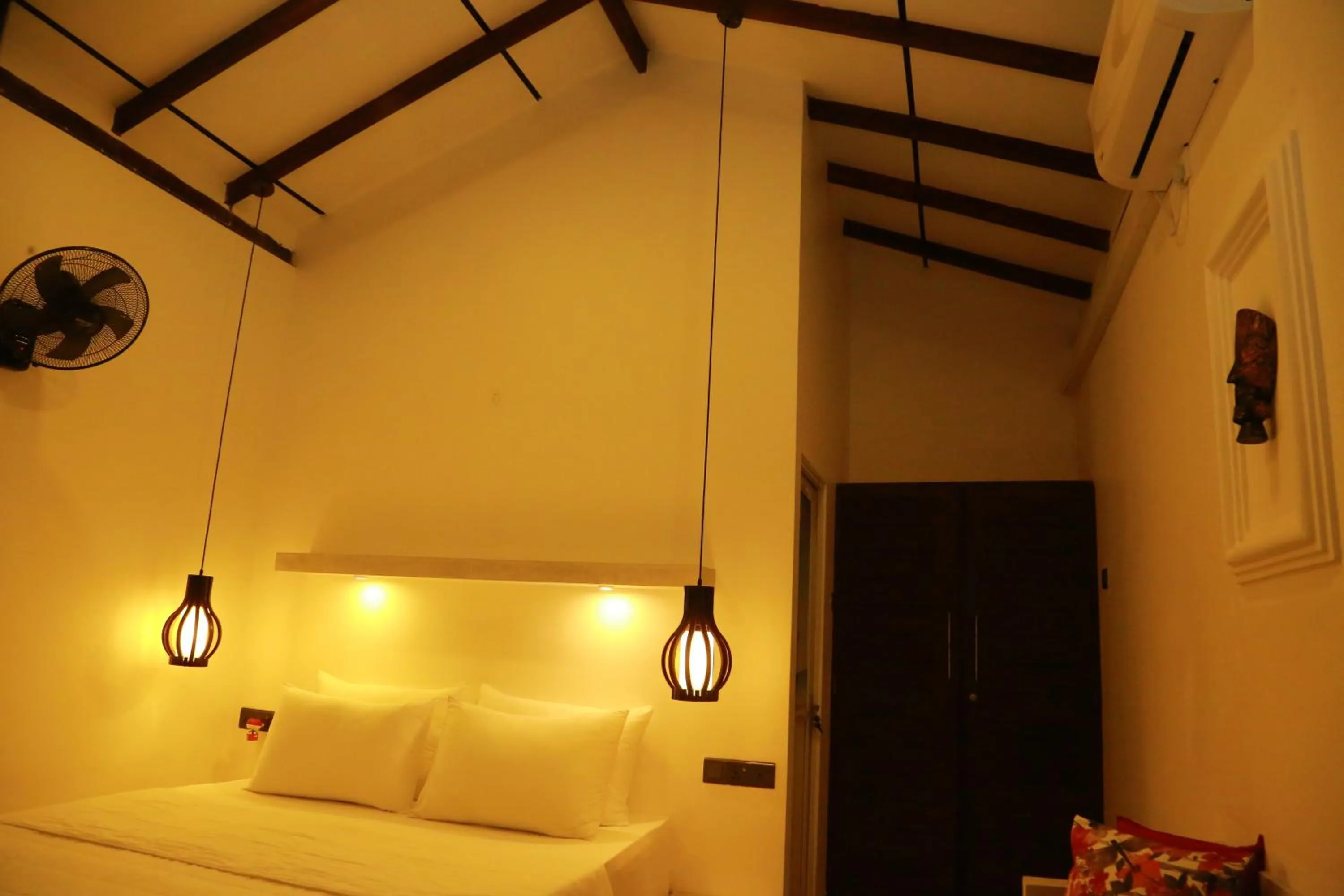 Bedroom, Bed in Midigama Holiday Inn