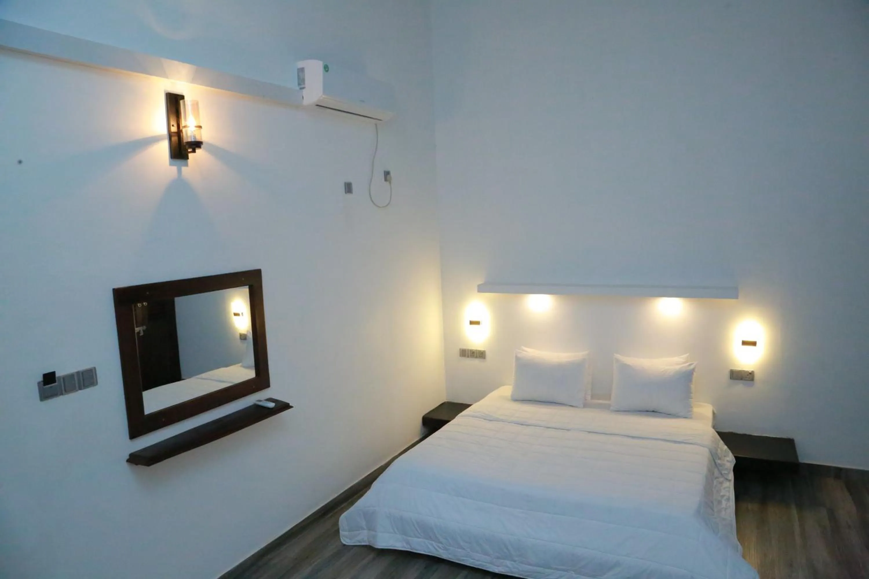 Bedroom, Bed in Midigama Holiday Inn