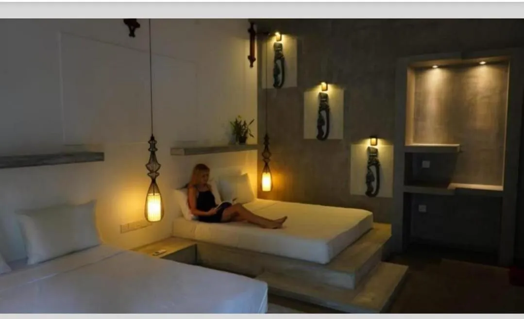 Bed in Midigama Holiday Inn