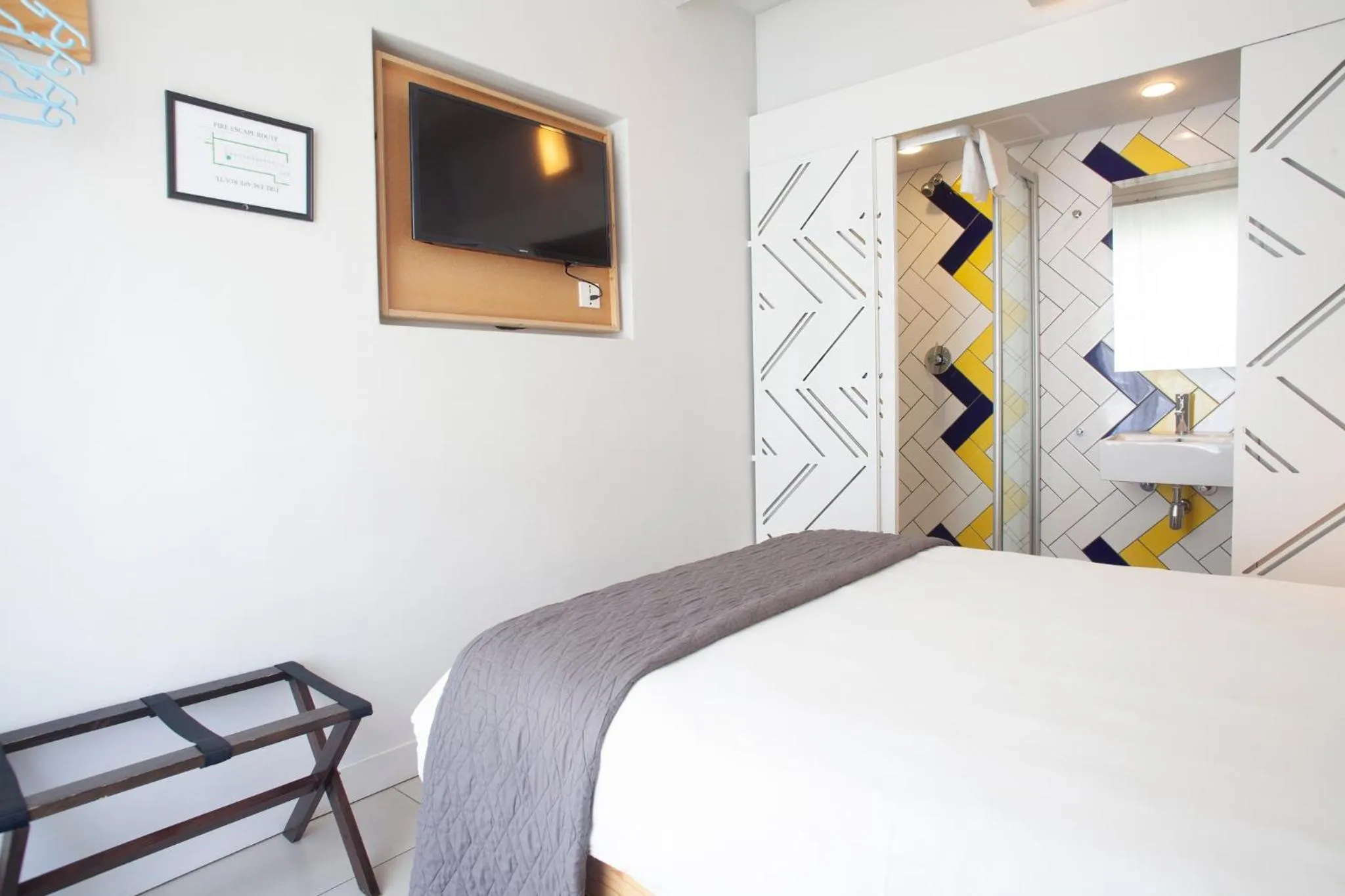 Shower, Bed in Mojo Hotel & Market