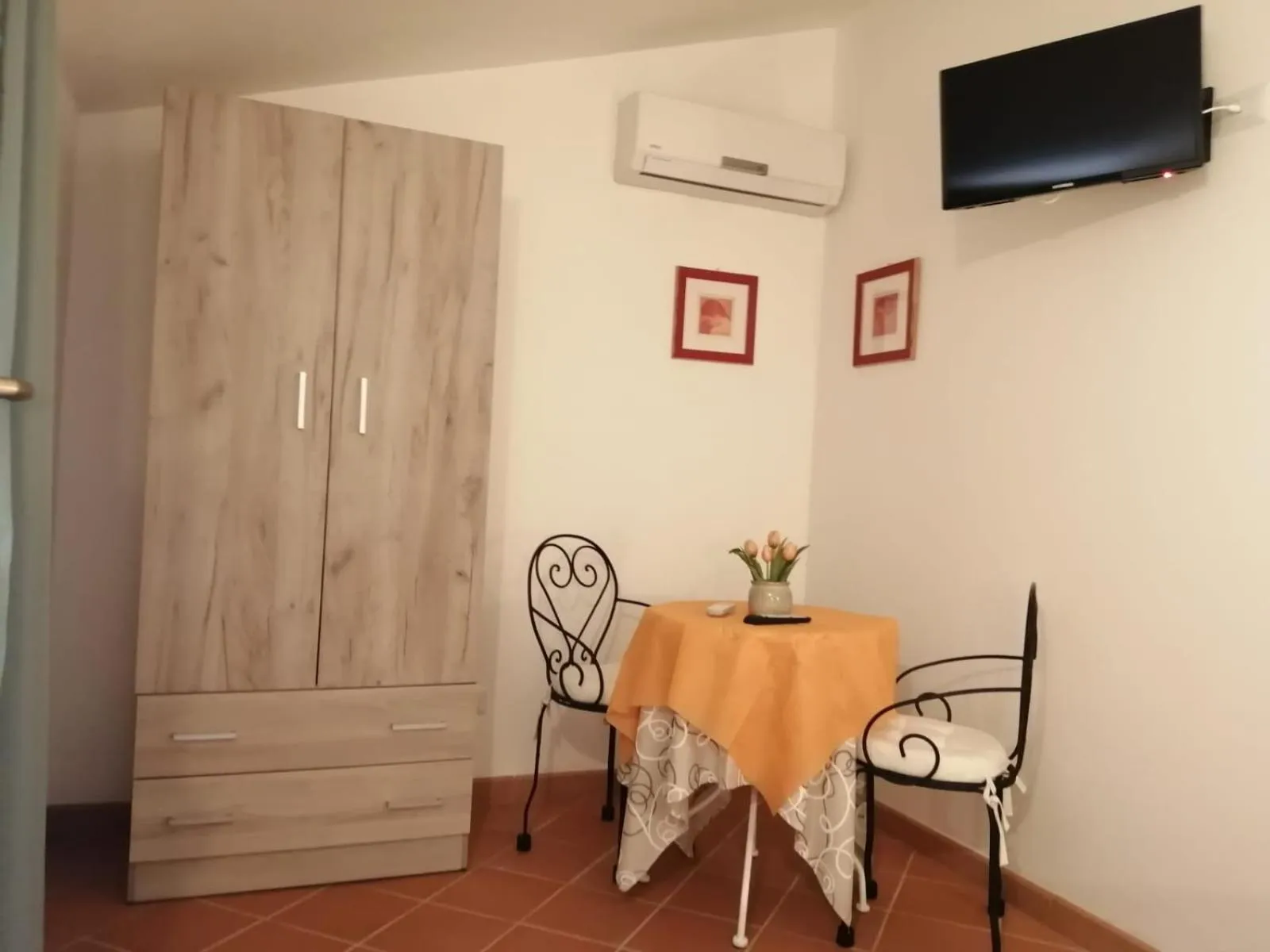 Decorative detail in B&B 8380 Saturnia Terme