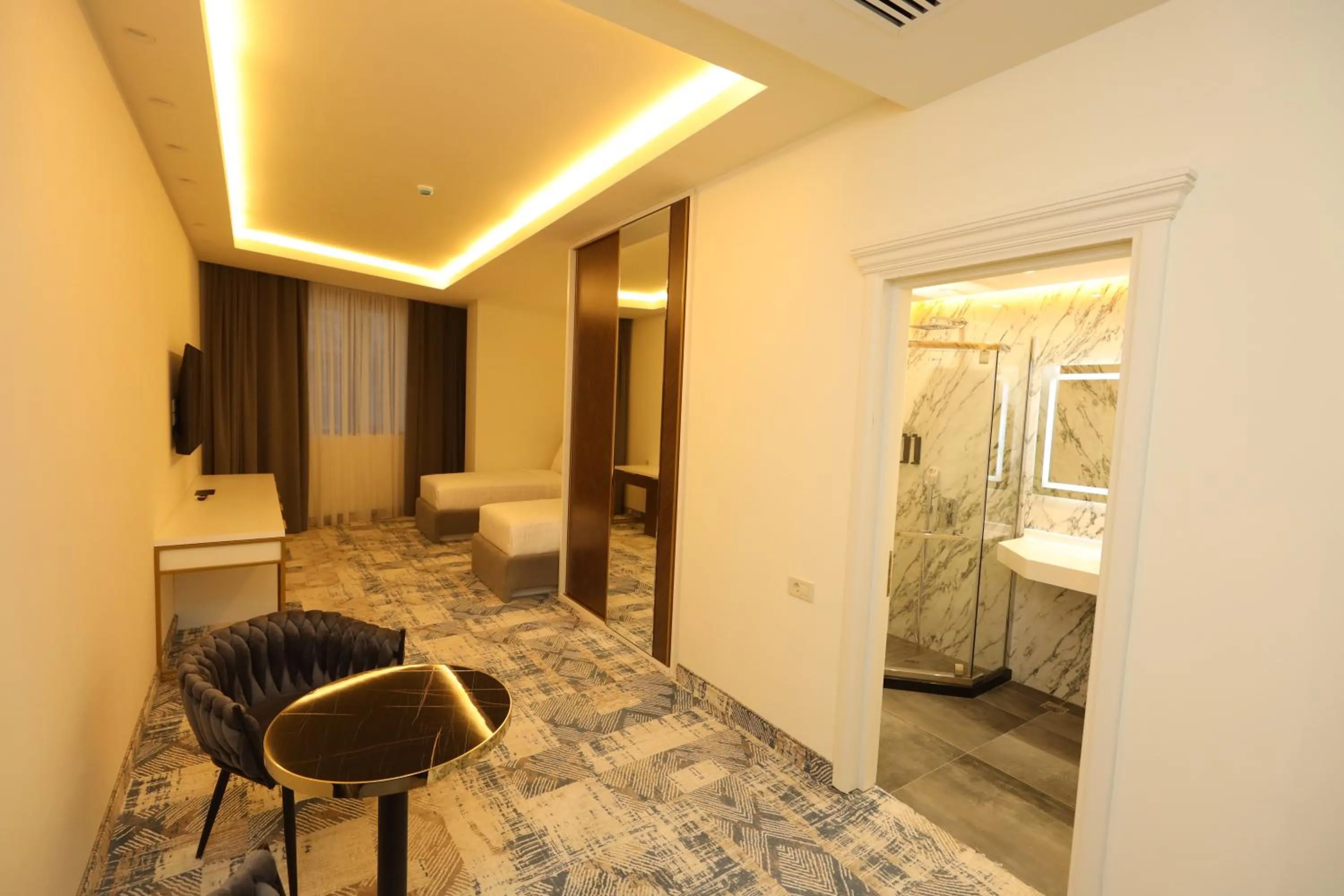 Bathroom, Bed in Venice Hotel Complex