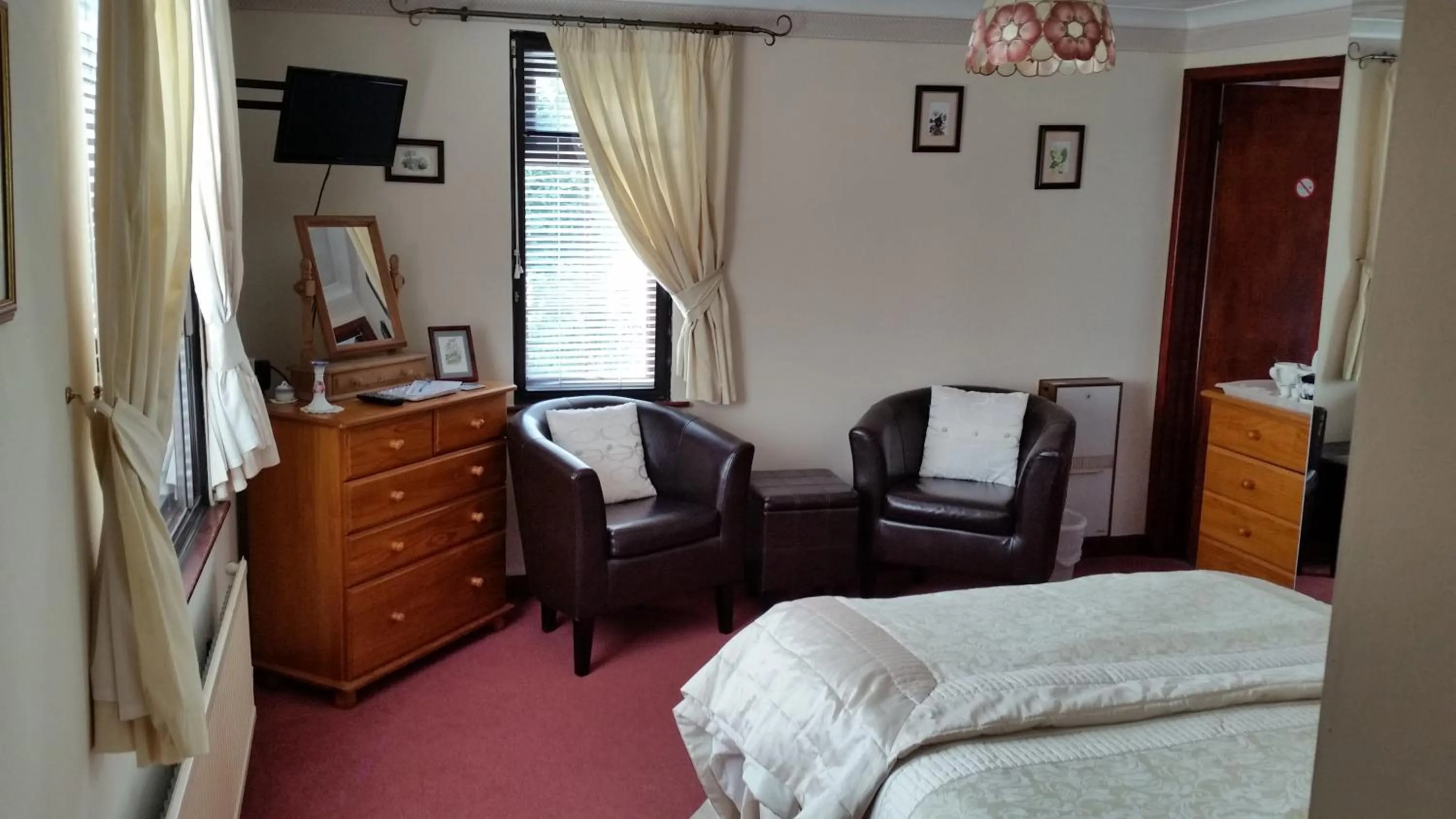 Photo of the whole room, Bed in Kingfisher Cottage