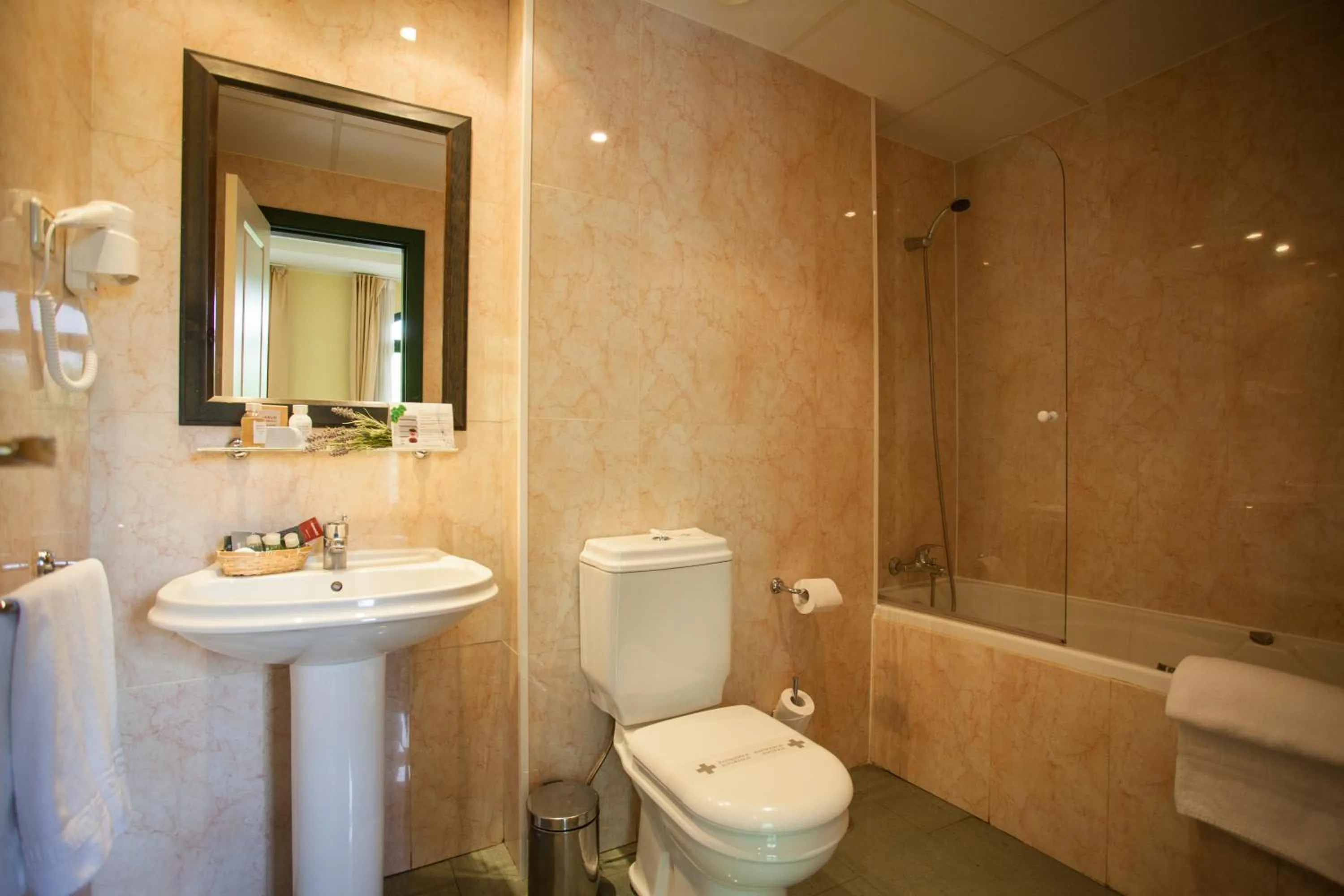 Hot Tub in Hotel Jardín de Aranjuez