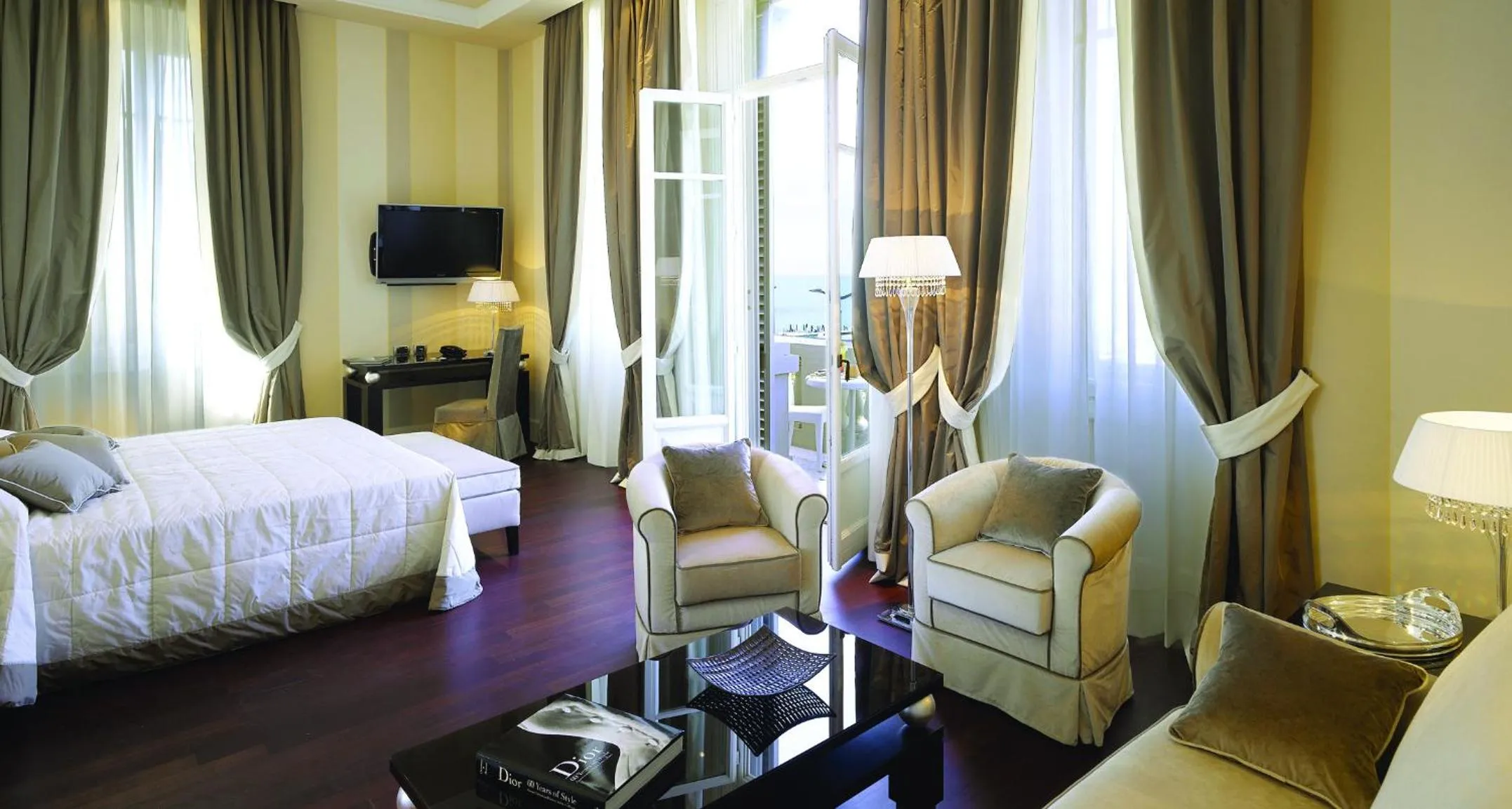 Communal lounge/ TV room, Bed in GH Palazzo Suite & SPA