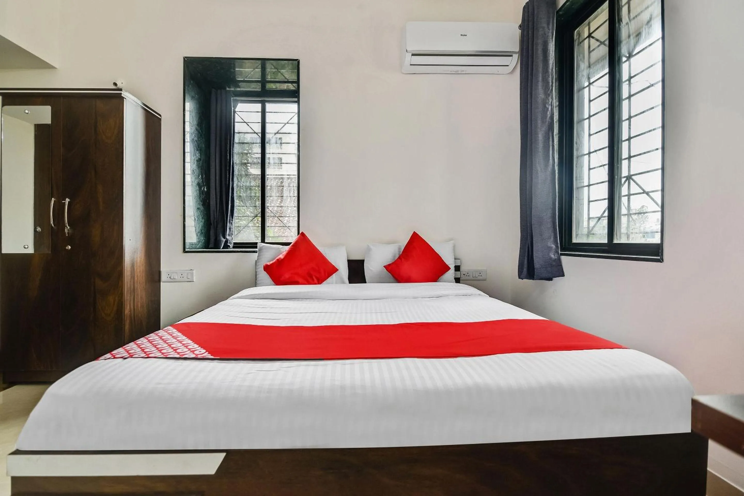 Bathroom, Bed in Hotel O Kohinoor Residency