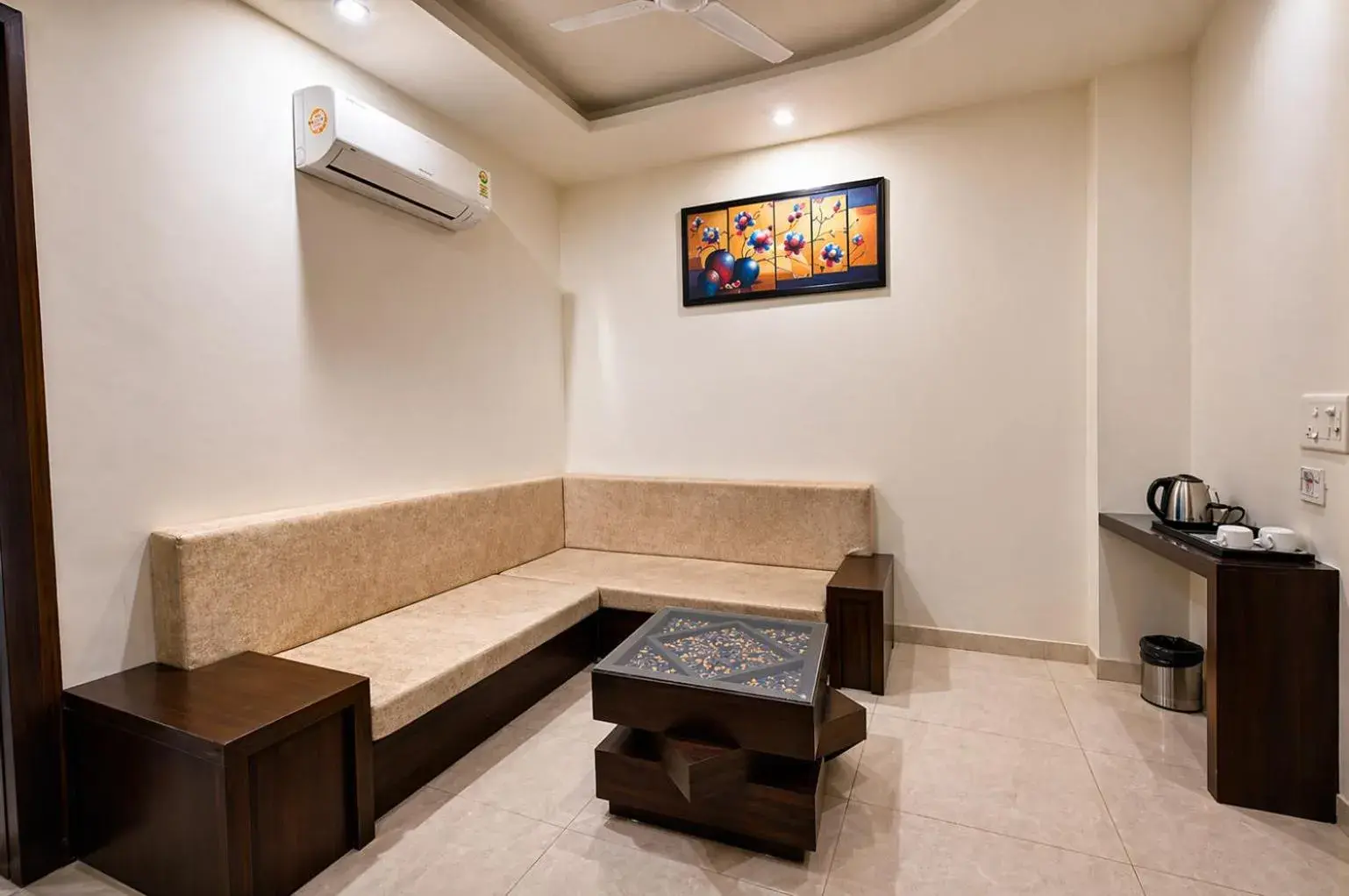 Family Room in Foxoso Heights, Tapovan Family Room in Foxoso Heights, Tapovan