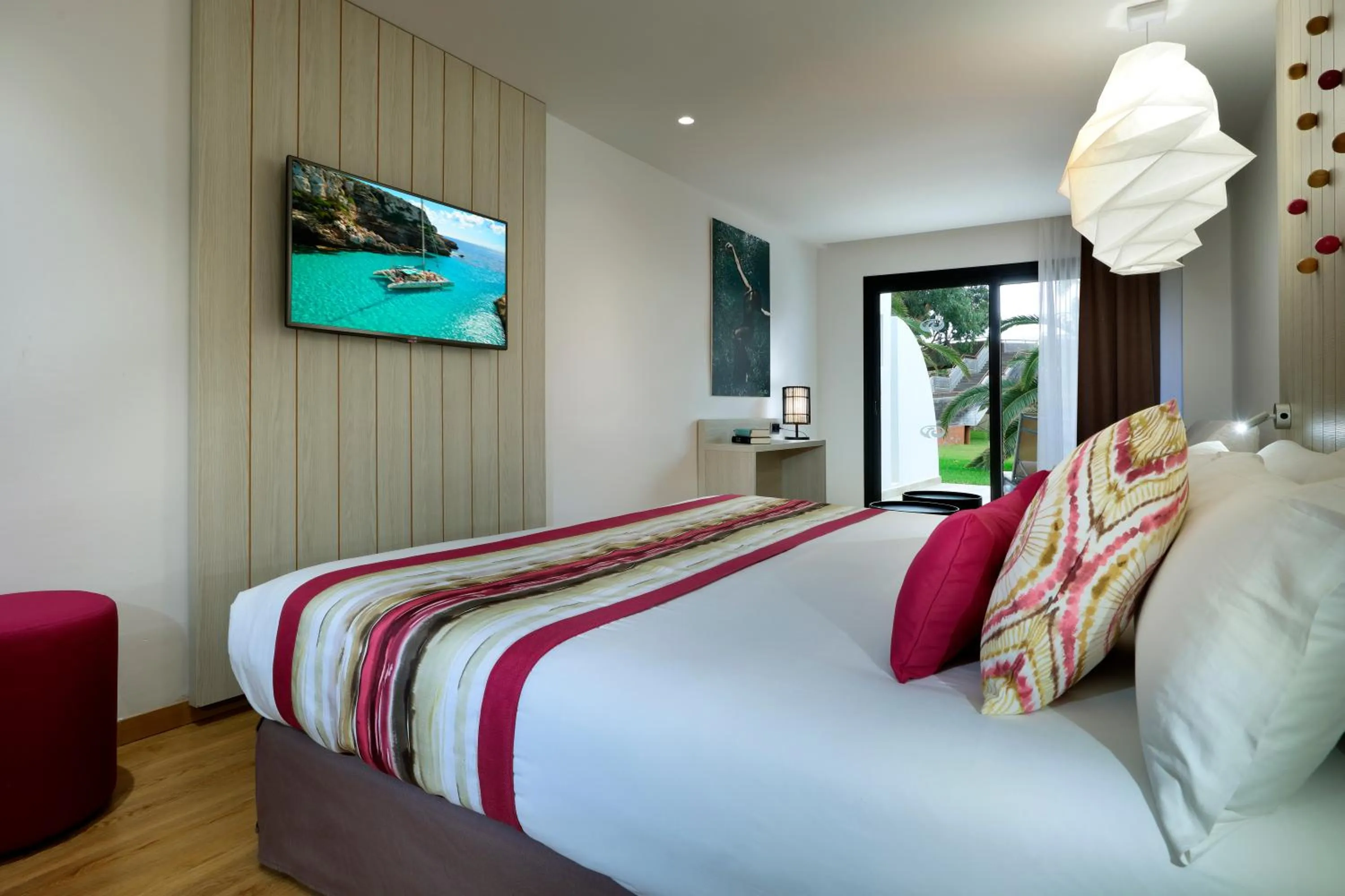 TV and multimedia, Bed in Grand Palladium White Island Resort & Spa - All Inclusive
