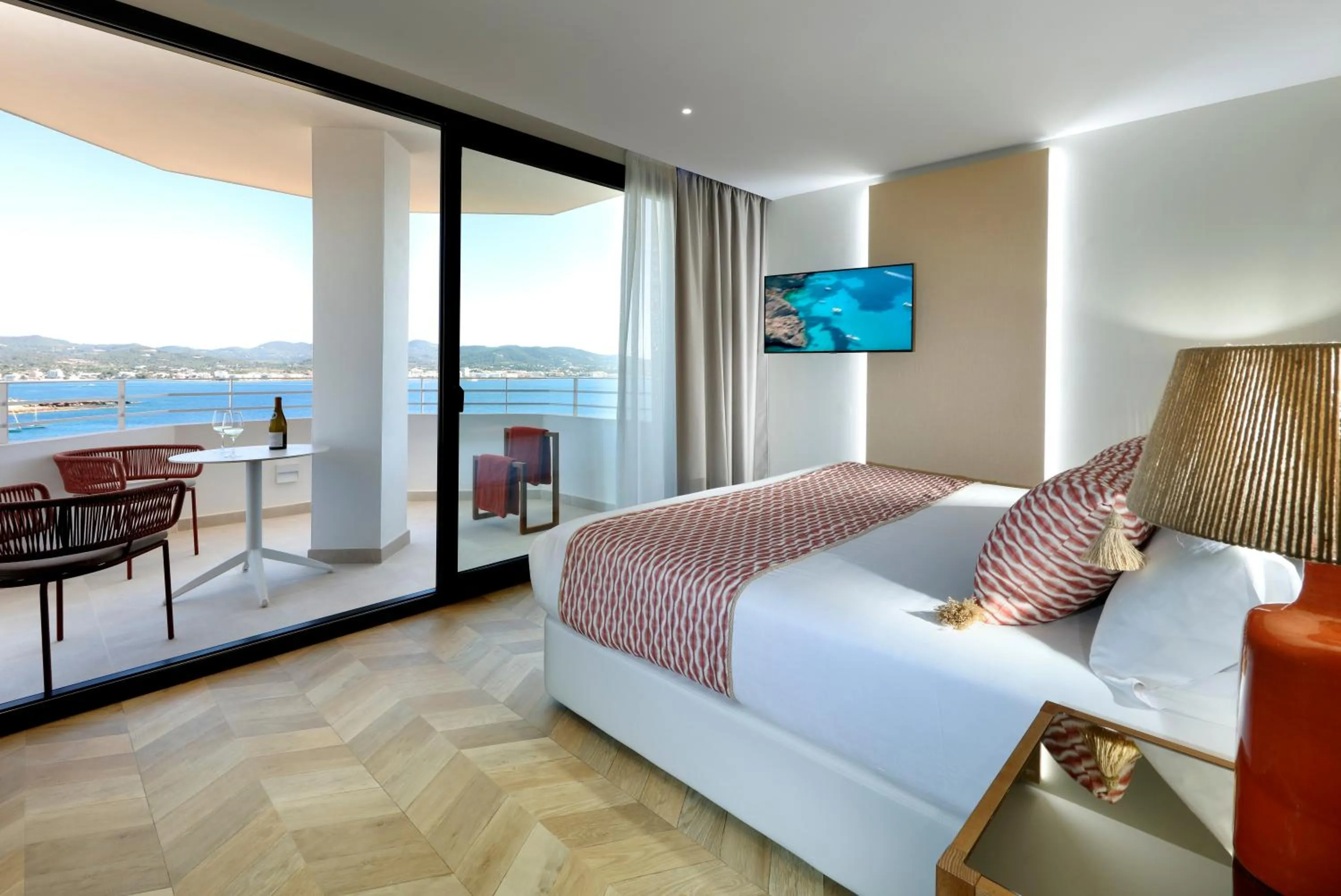 TV and multimedia, Bed in TRS Ibiza Hotel - Adults Only