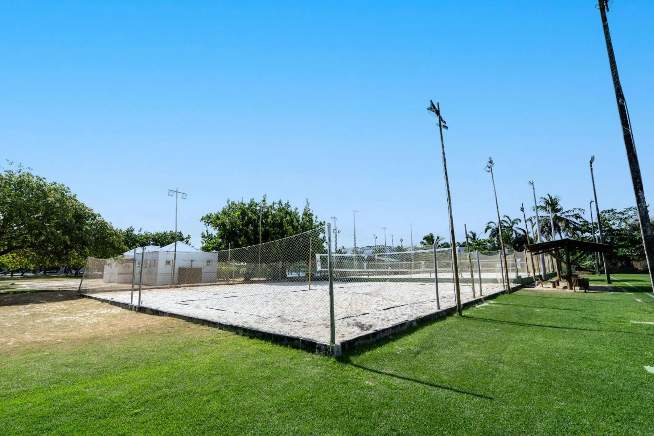 Tennis court in Bahia Plaza Hotel