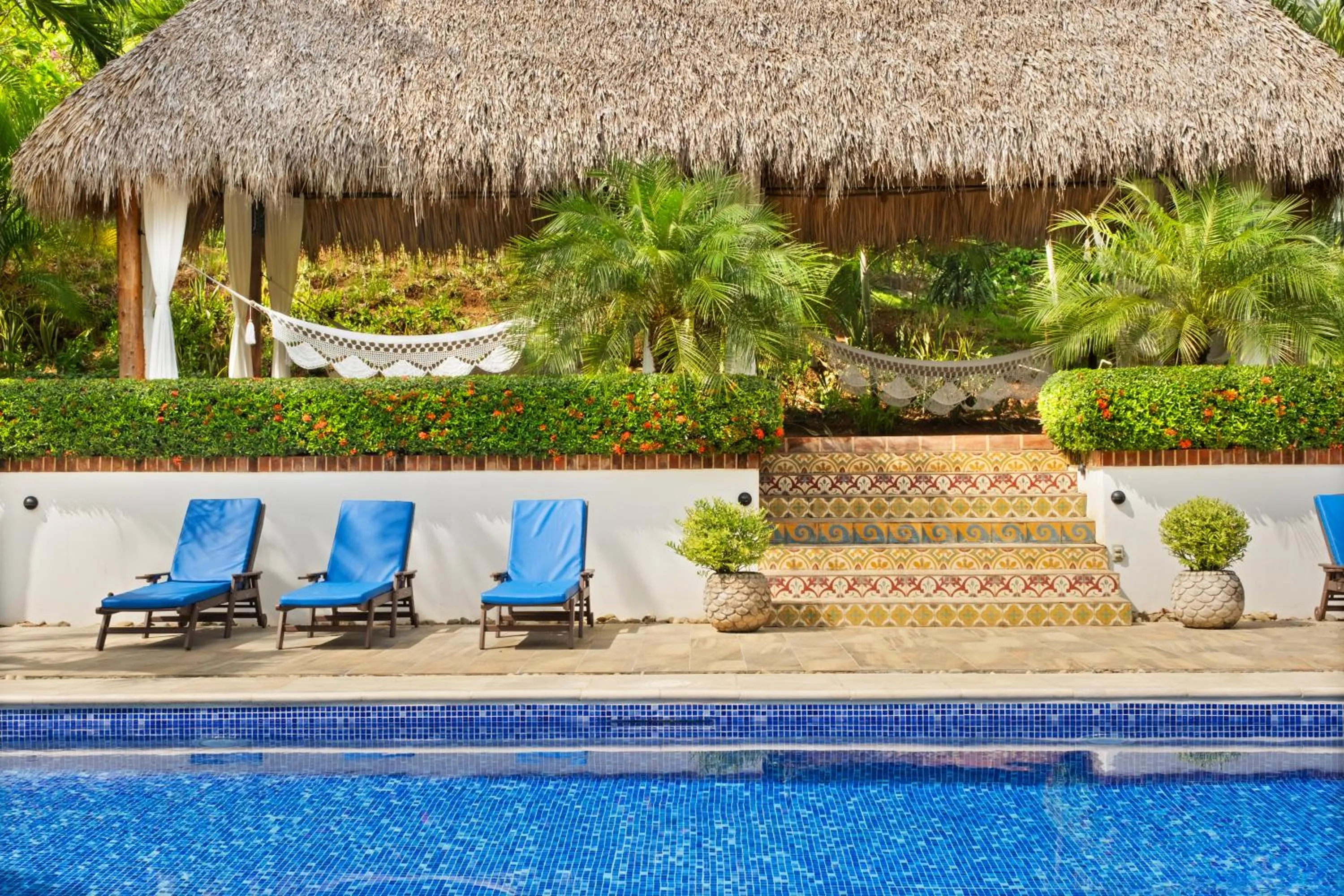 Swimming pool in Nicawaves