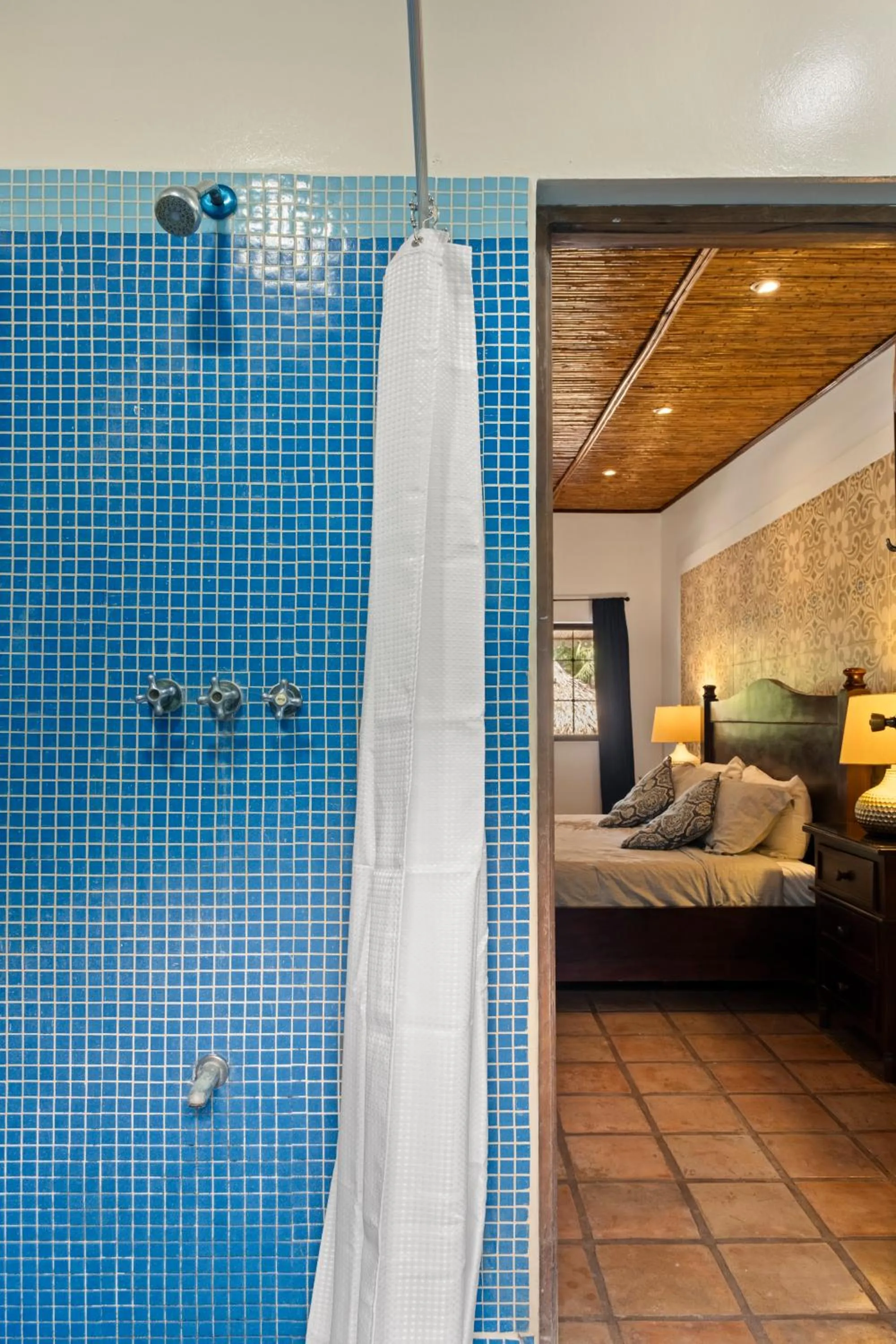 Bathroom, Bed in Nicawaves