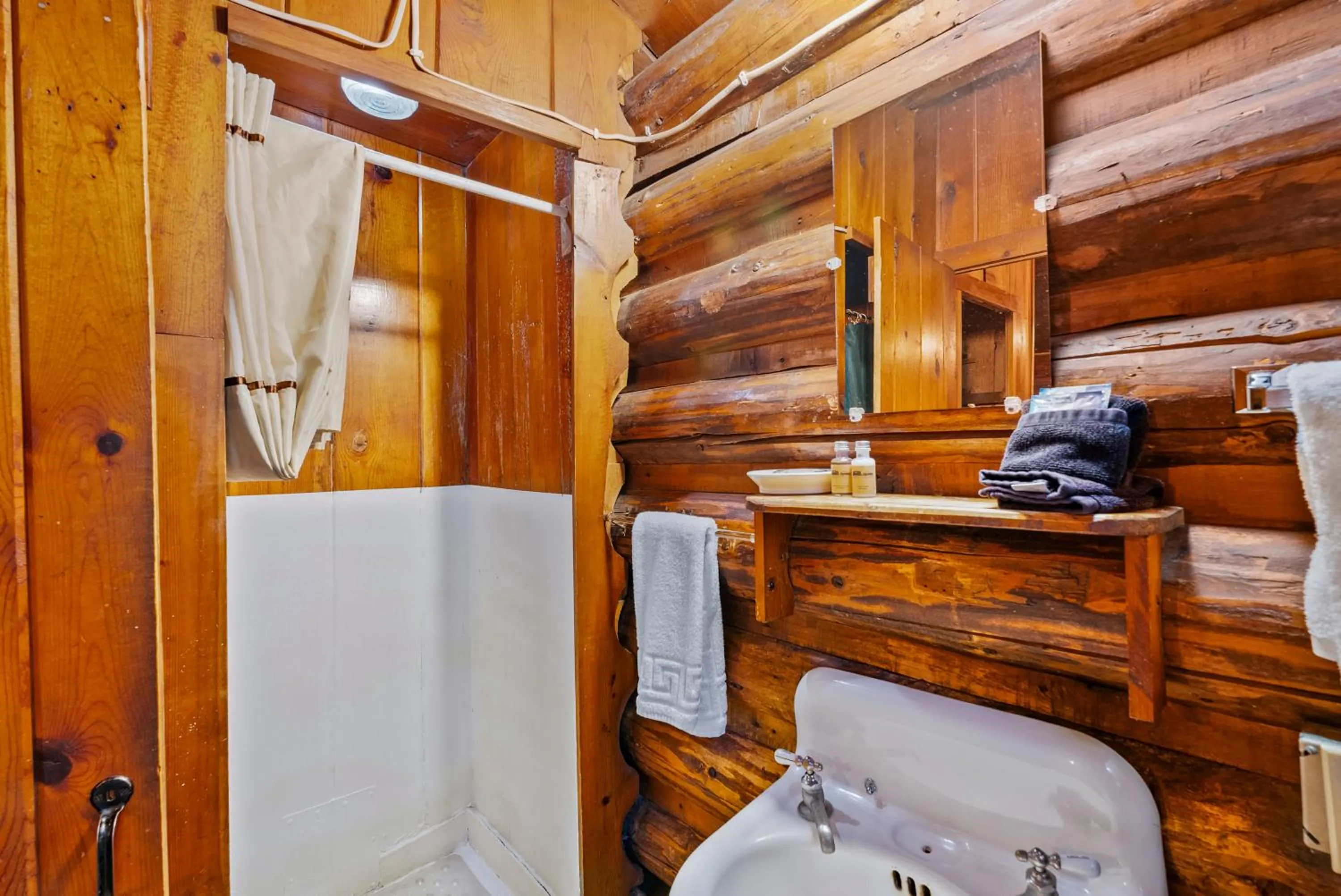 Shower in Shelter Cove Resort & Marina