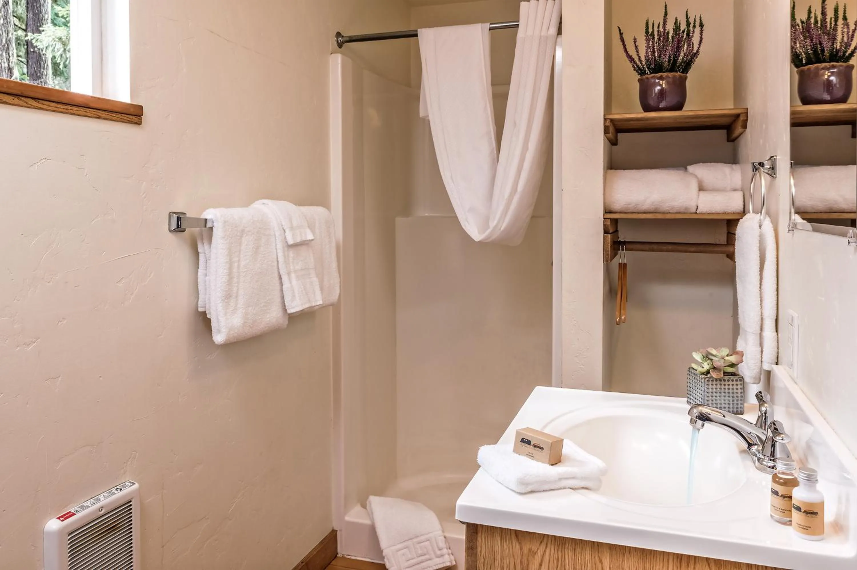 Shower in Shelter Cove Resort & Marina