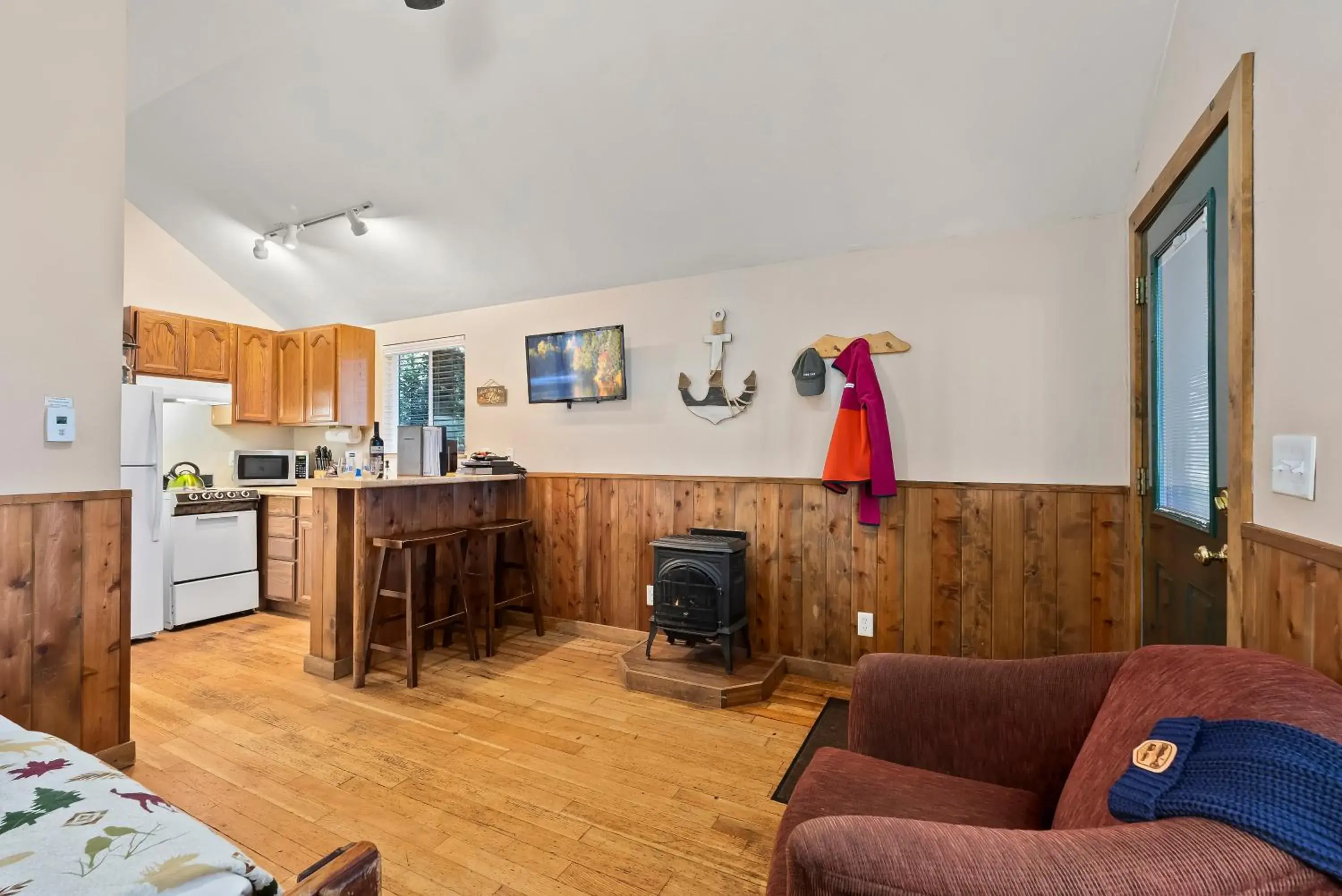 Deluxe Studio Cabin in Shelter Cove Resort & Marina Deluxe Studio Cabin in Shelter Cove Resort & Marina