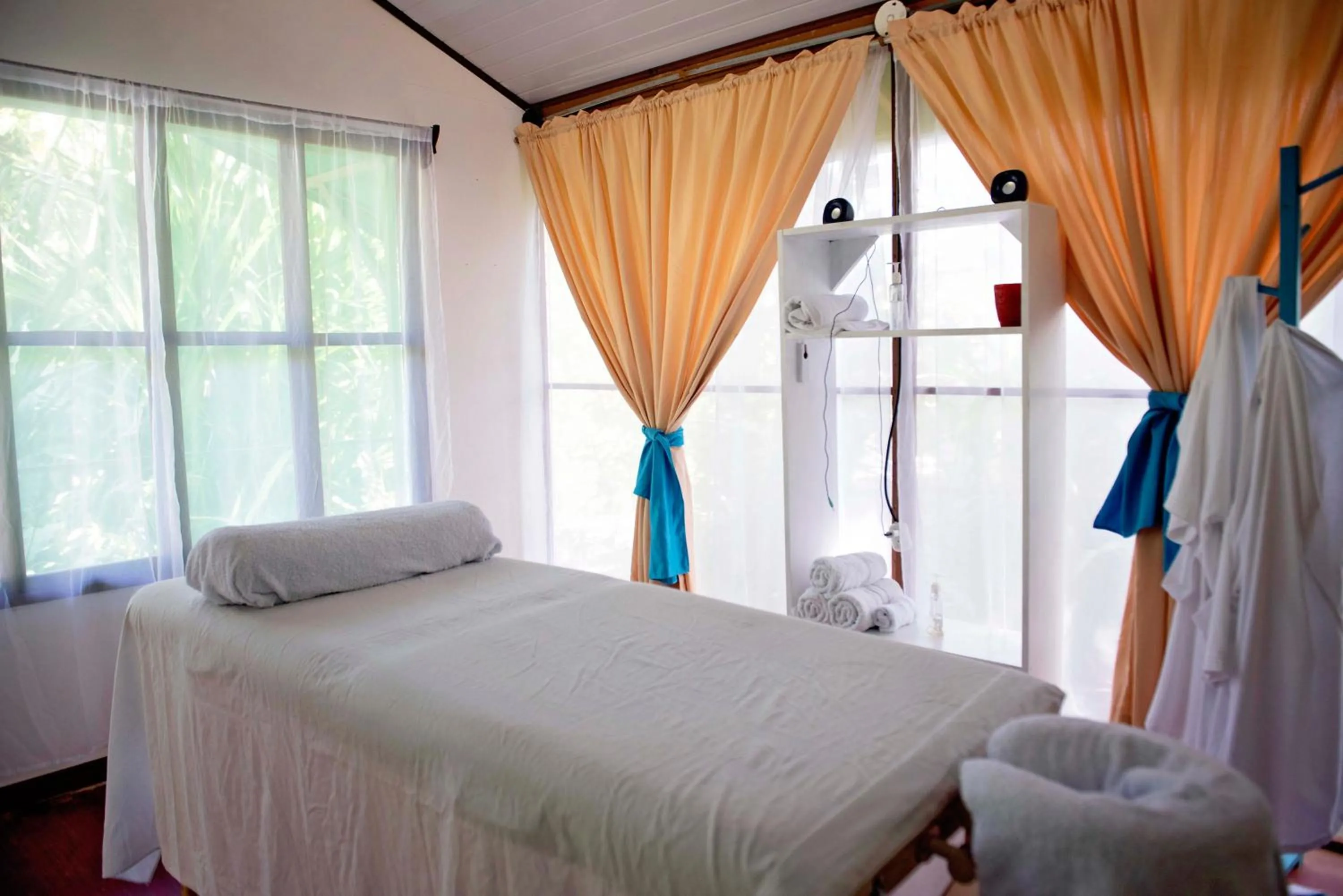 Massage, Bed in Hotel Tortuguero Beachfront