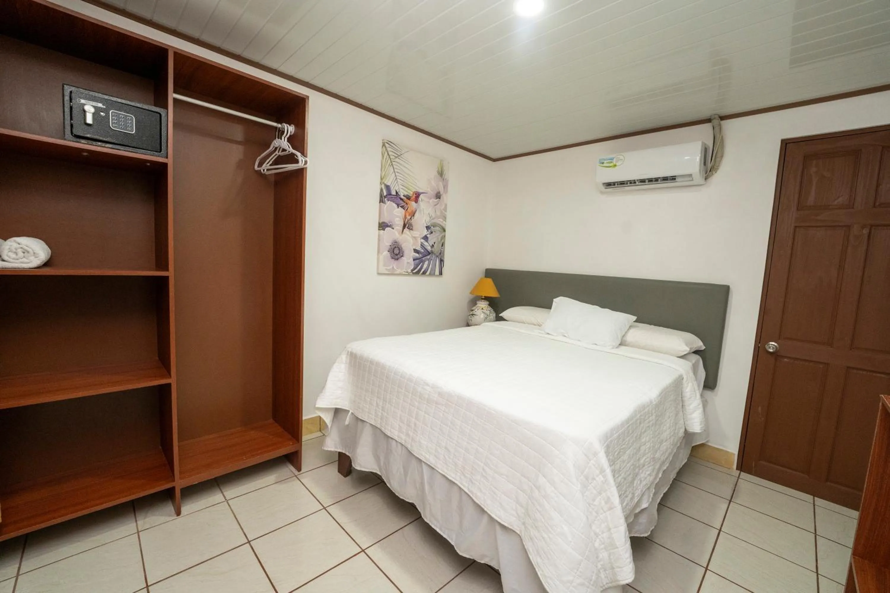 Photo of the whole room, Bed in Hotel Tortuguero Beachfront