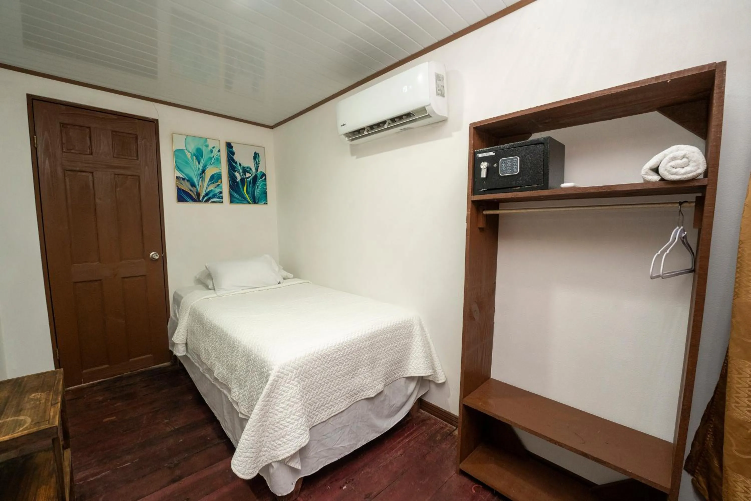 Photo of the whole room, Bed in Hotel Tortuguero Beachfront