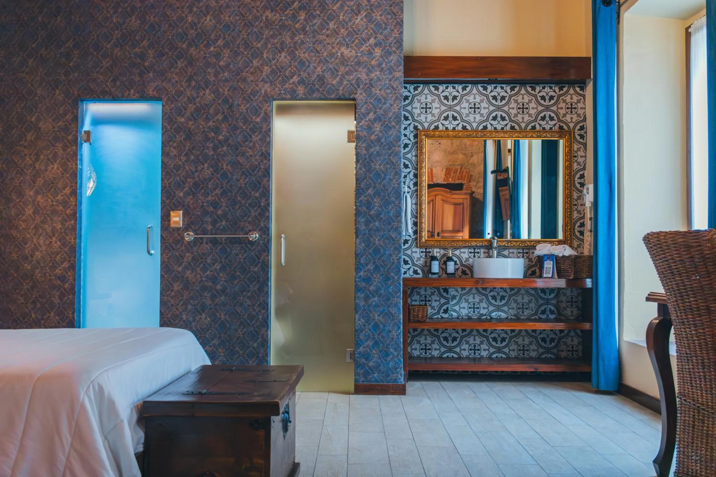 Shower, Bed in Hotel Boutique Casa Altamira