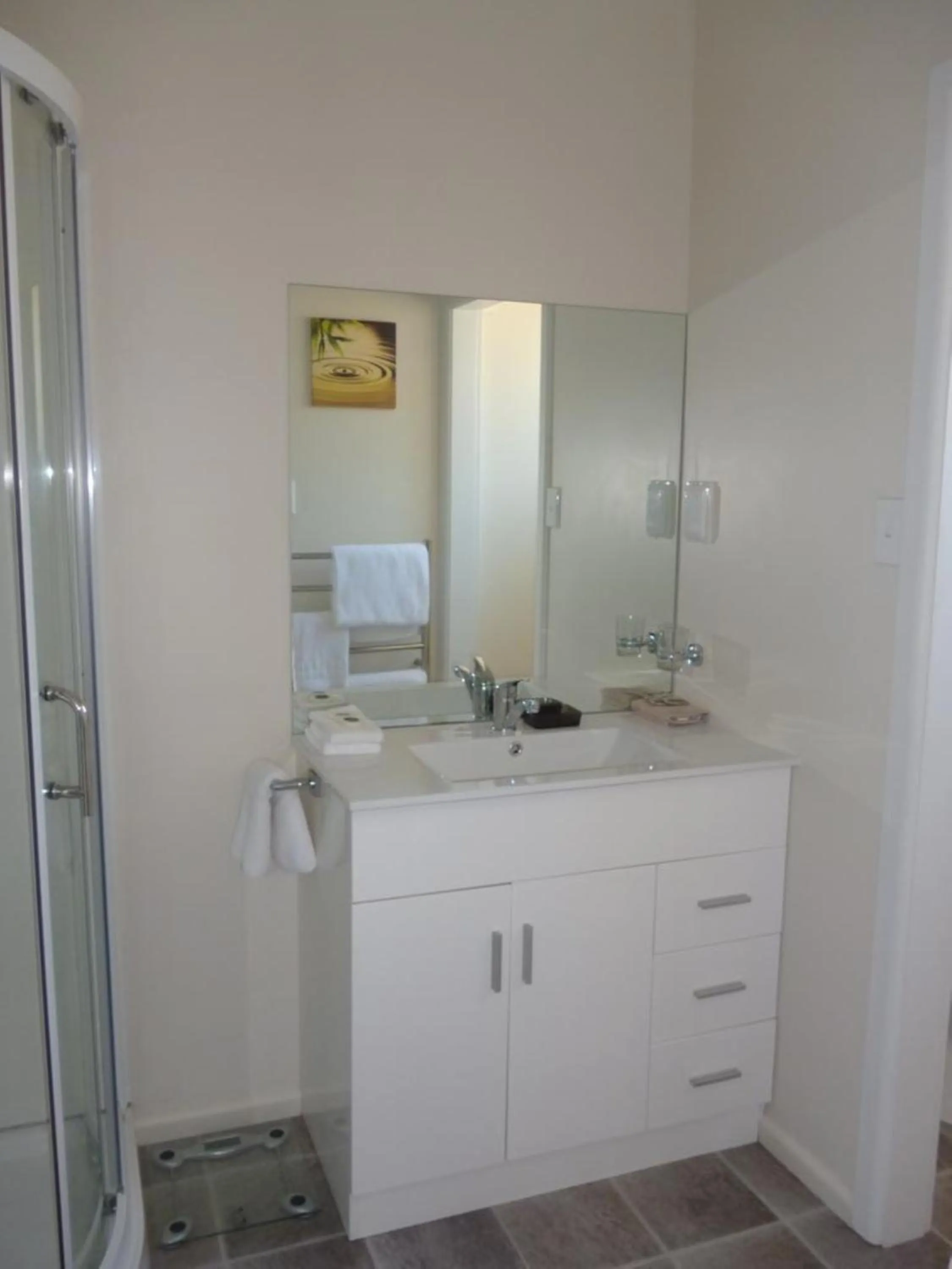 Shower in Cashel Court Motel