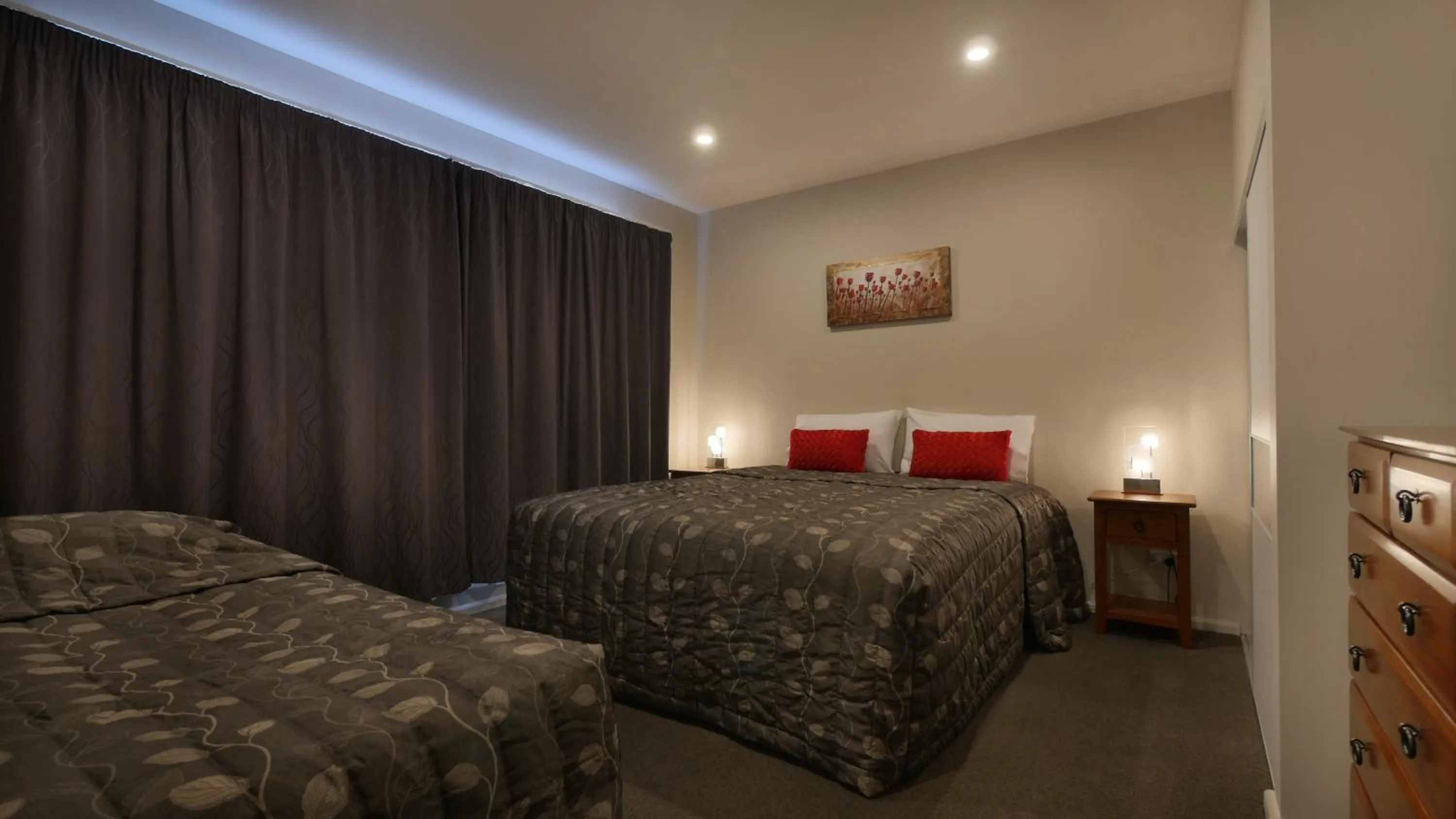 Bed in Cashel Court Motel