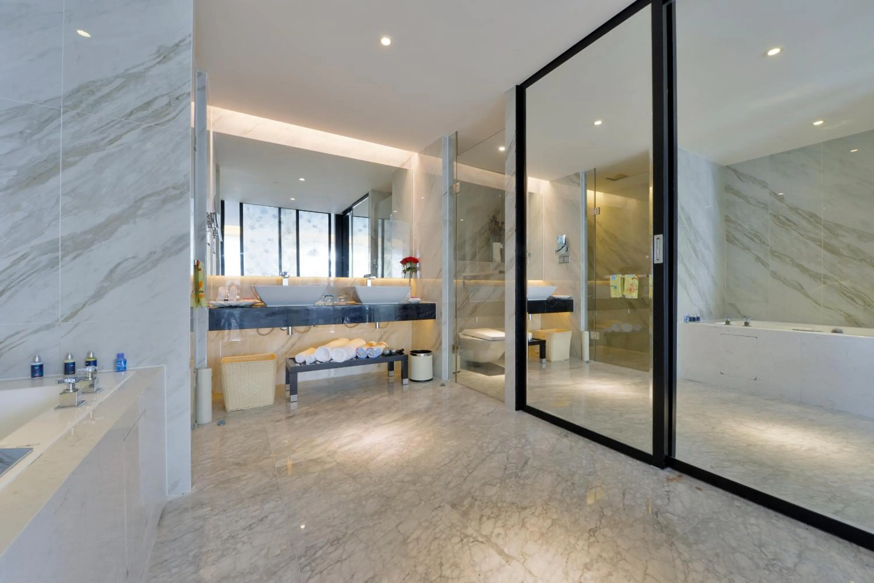 Bathroom, Bed in Palace Resort Yalong Bay Sanya