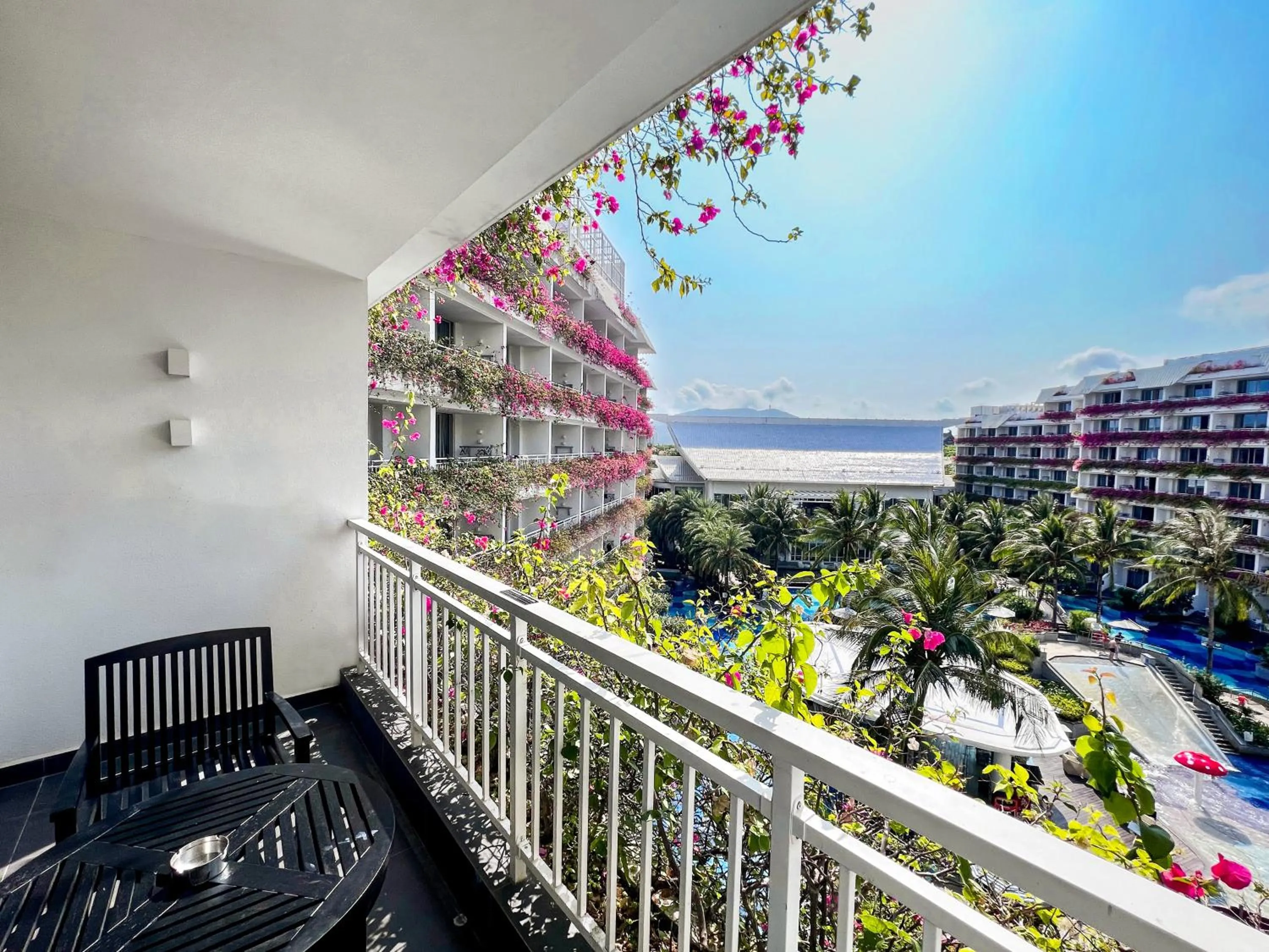 Pool view in Palace Resort Yalong Bay Sanya