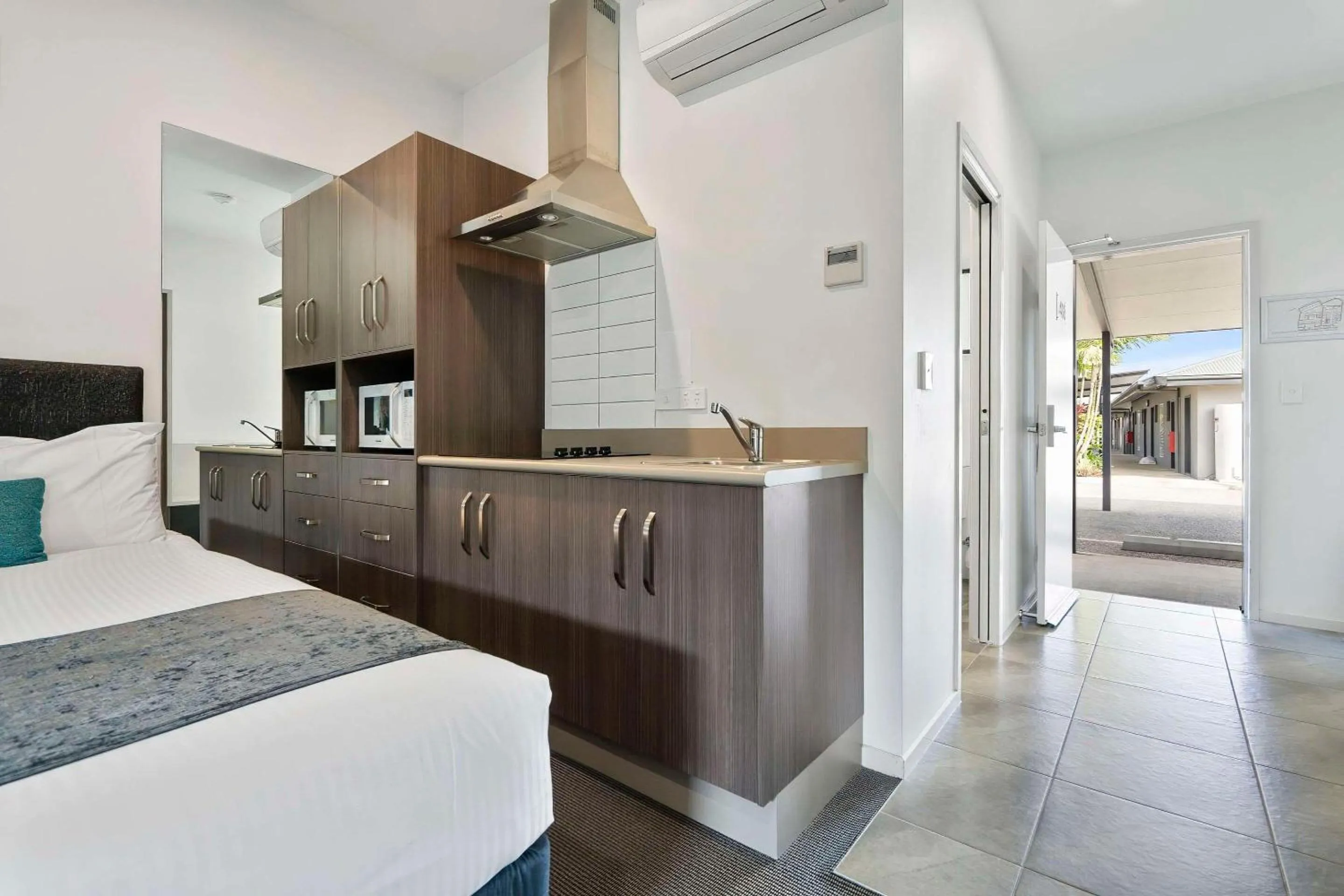 Kitchen or kitchenette, Bed in Quality Resort Parkhurst