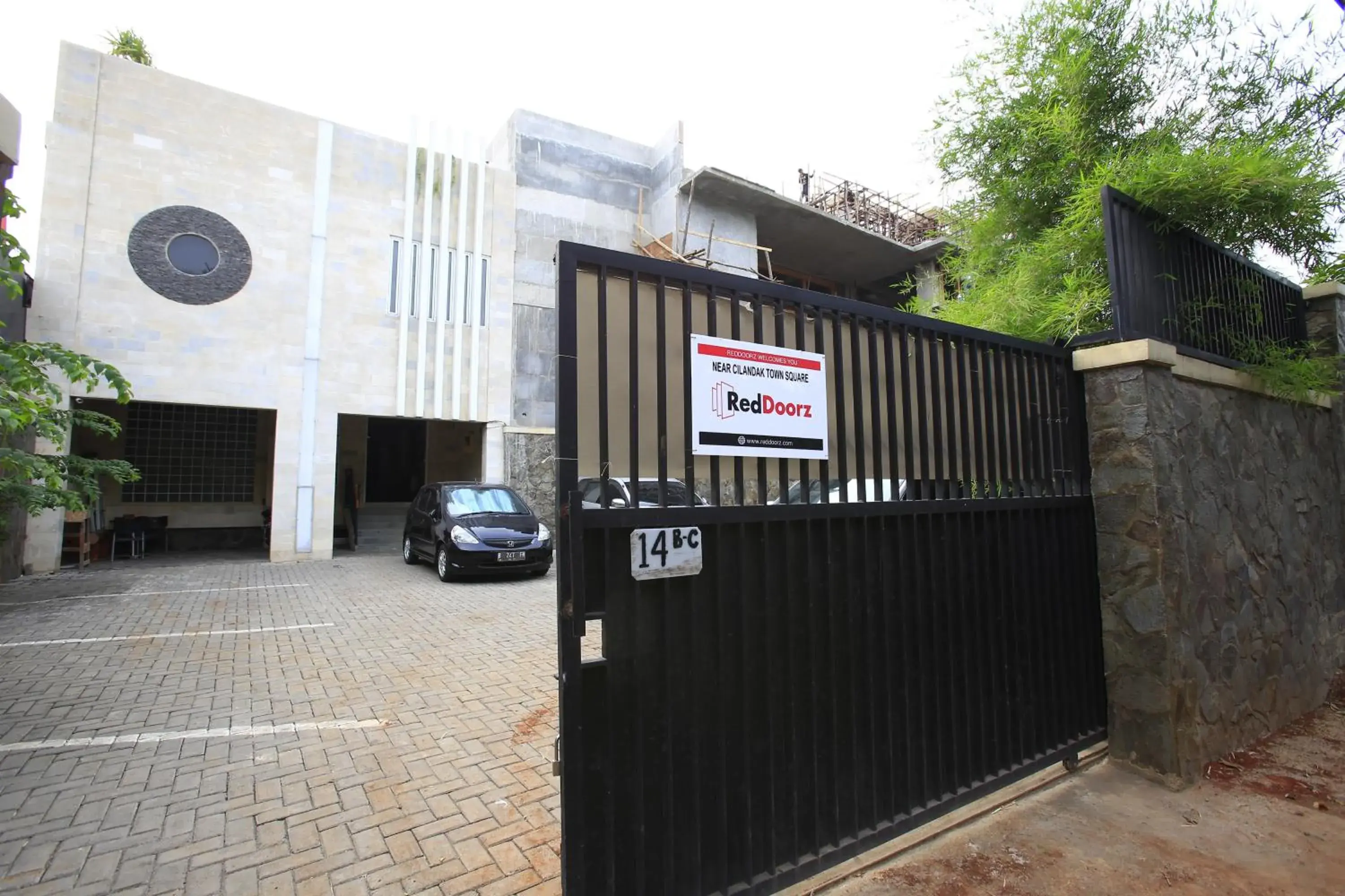 Facade/entrance in RedDoorz near Cilandak Town Square Facade/entrance in RedDoorz near Cilandak Town Square